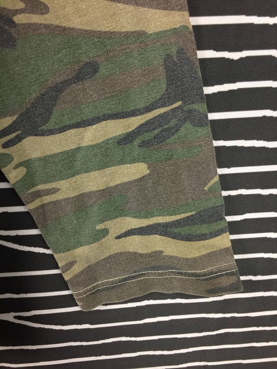 Avirex Vtg Avirex USA Peace is Cool Camo Double Layer Tee Size L Size US L / EU 52-54 / 3 - 6 Thumbnail