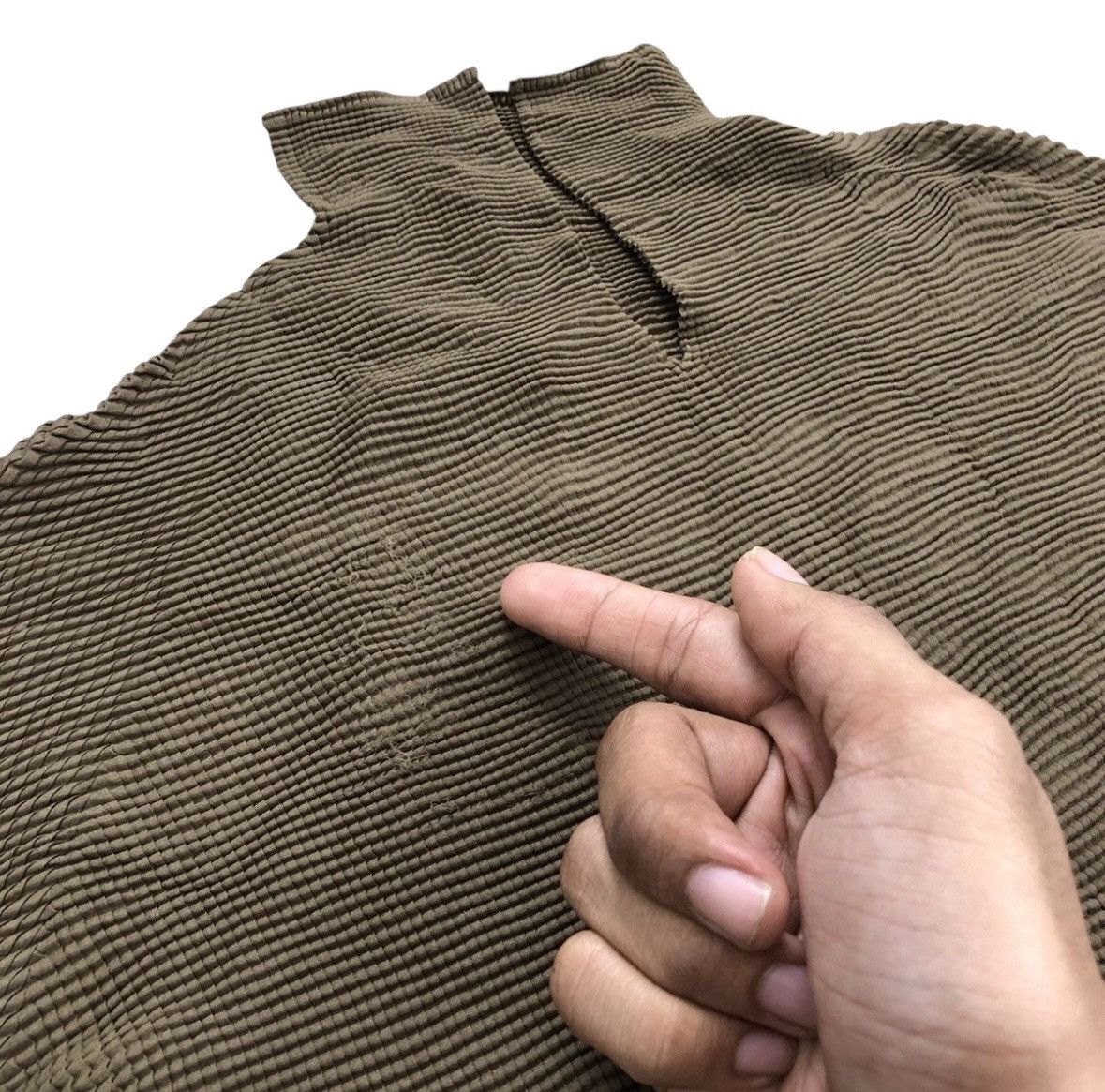 Issey Miyake 2000s Issey Miyake Pleats Turtleneck Strect Material Size US S / EU 44-46 / 1 - 8 Thumbnail