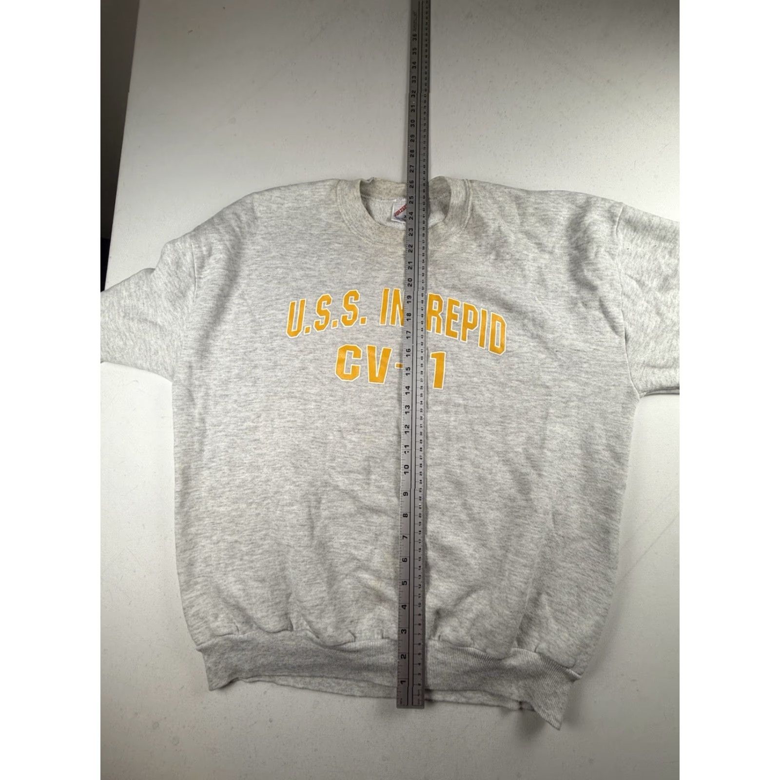 Vintage VINTAGE Mens Sweatshirt Navy U.S.S. INTREPID Size XL Gray Mens Navy Sweatshirt Light wear Pre owned Used with stains 330 Size US XL / EU 56 / 4 - 6 Thumbnail