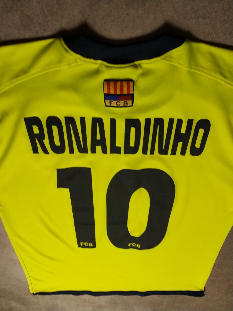 Vintage Vintage Ronaldinho 10 Barcelona Football Jersey T-shirt Size US S / EU 44-46 / 1 - 4 Thumbnail