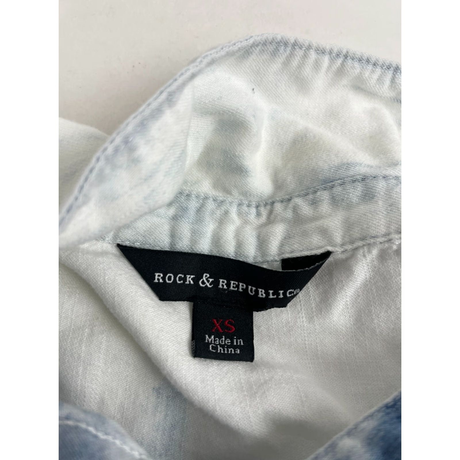 Vintage Rock & Republic Shirt XS Women's Bleach Dyed Button Up Cuffed Sleeveless, White? Blue. Size XS / US 0-2 / IT 36-38 - 7 Thumbnail