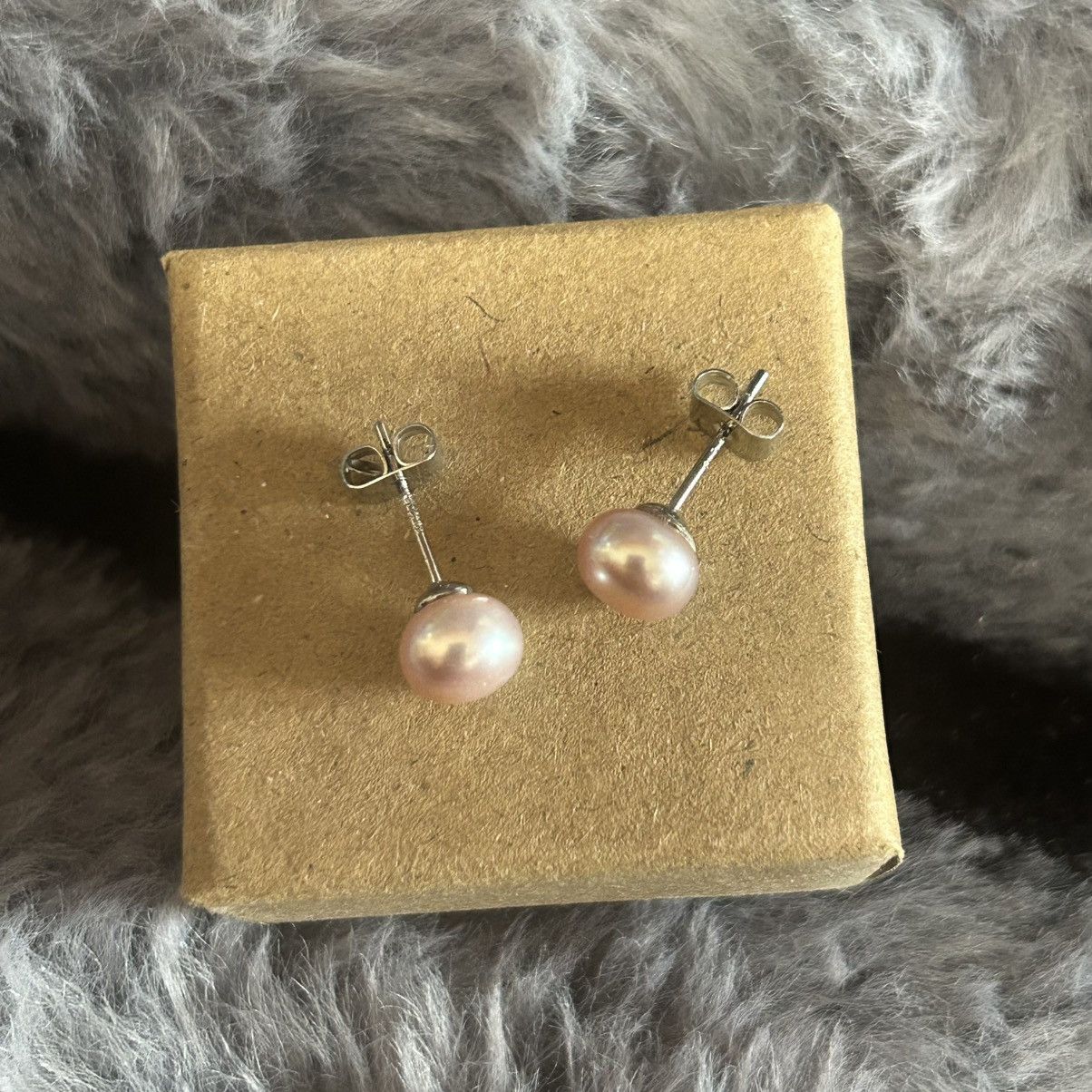 Handmade Genuine powder lavender fresh water pearl post stud earrings Size ONE SIZE - 2 Thumbnail