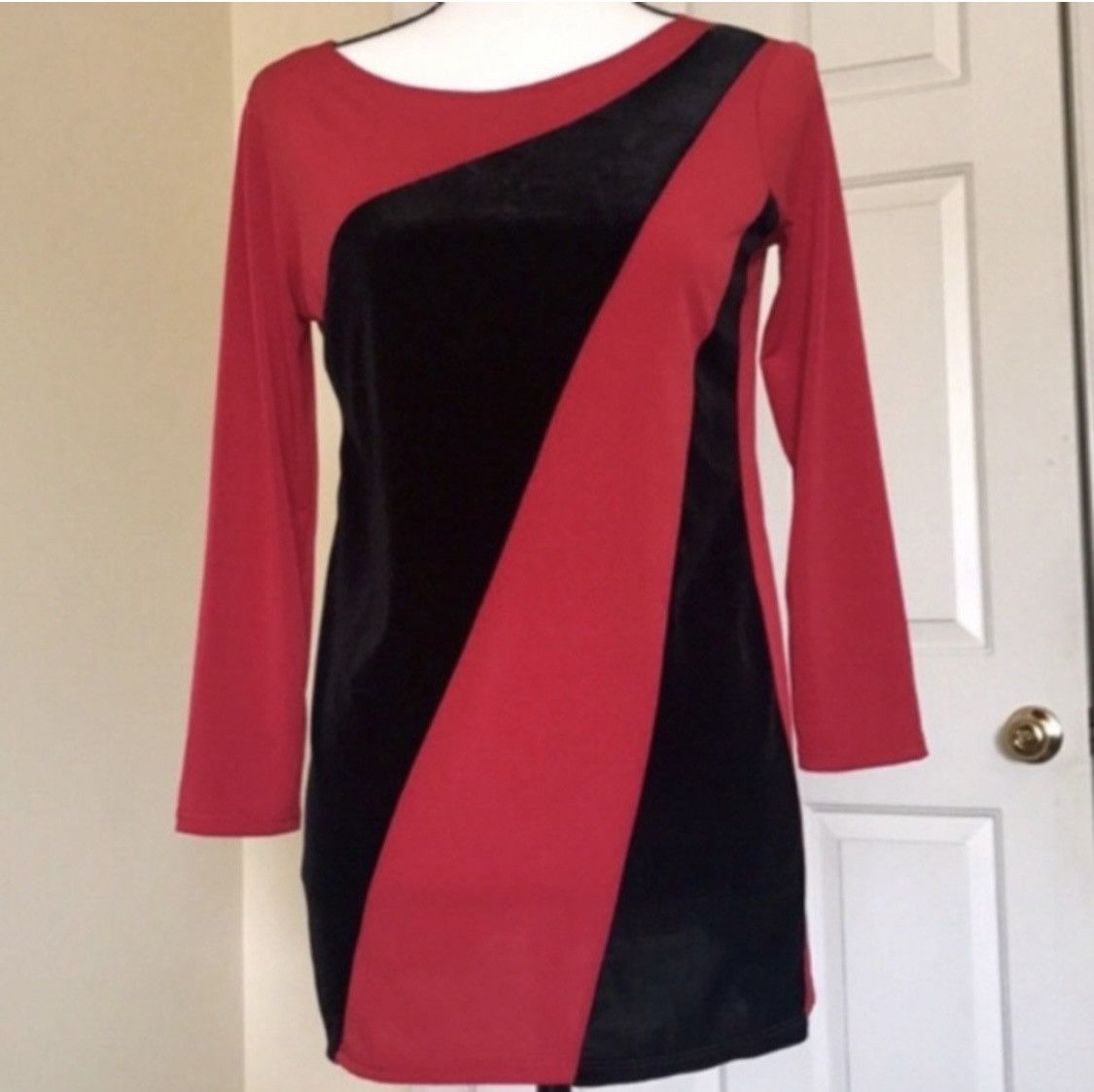 Other SUNNY LEIGH RED WITH BLACK VELVET EMBROIDERED TUNIC TOP Size S / US 4 / IT 40 - 1 Thumbnail