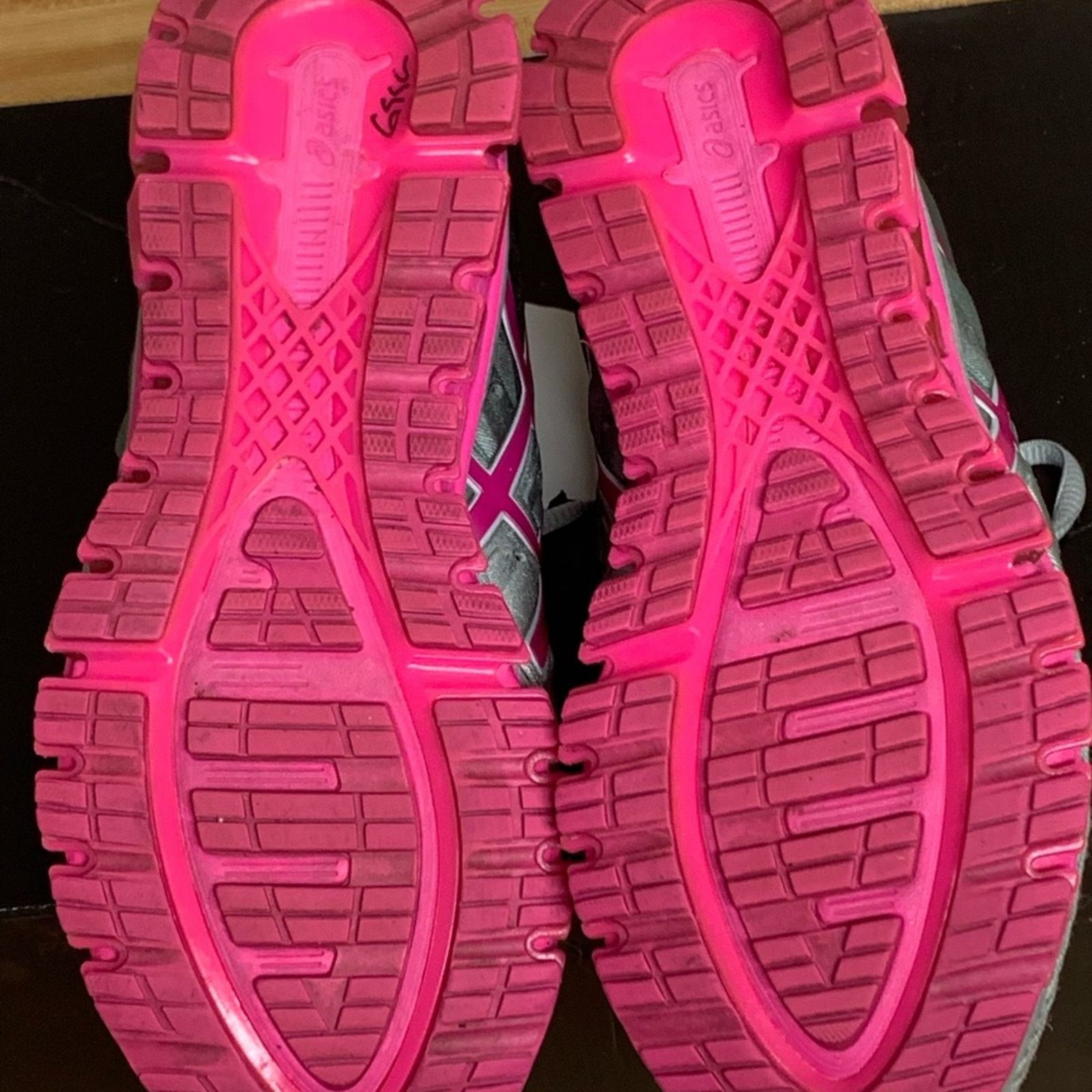 Asics WOMENS ASICS GEL QUANTUM 180 PREMIUM SHOES SIZE 7 LIKE NEW Size US 7 / EU 40 - 6 Thumbnail