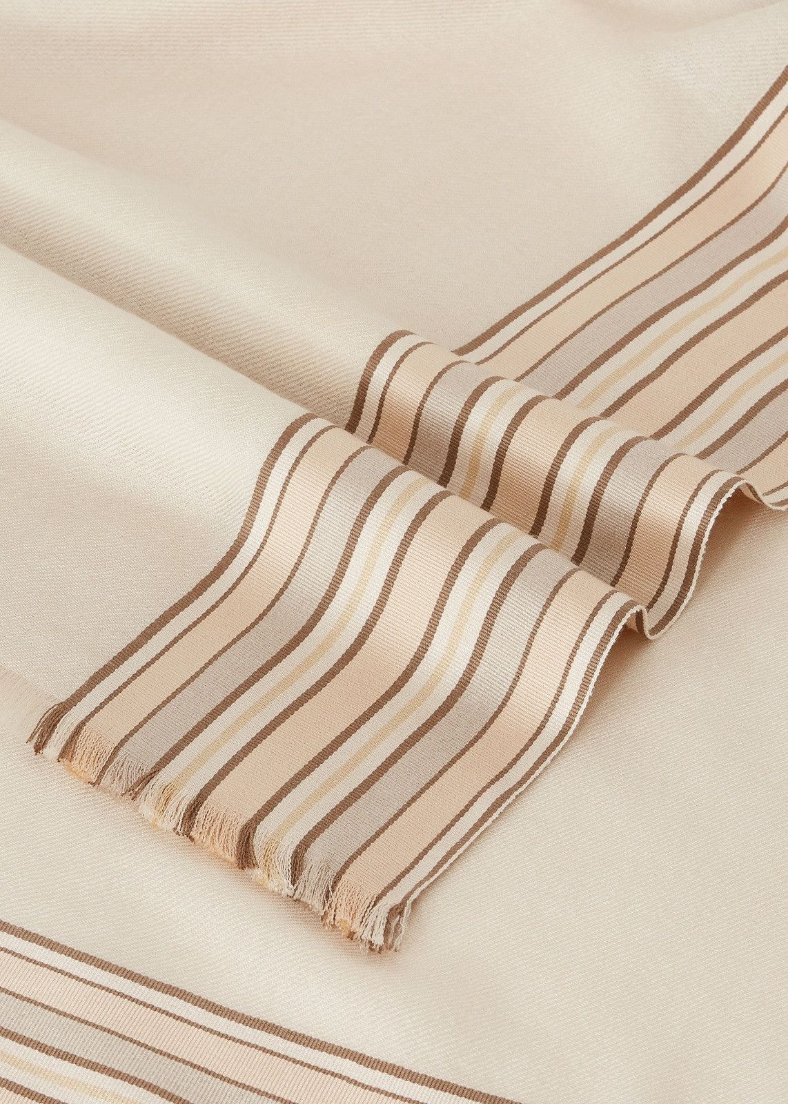 Loro Piana o1srvl11e0824 Size: OS / Suitcase Cape in Beige Size ONE SIZE - 3 Thumbnail