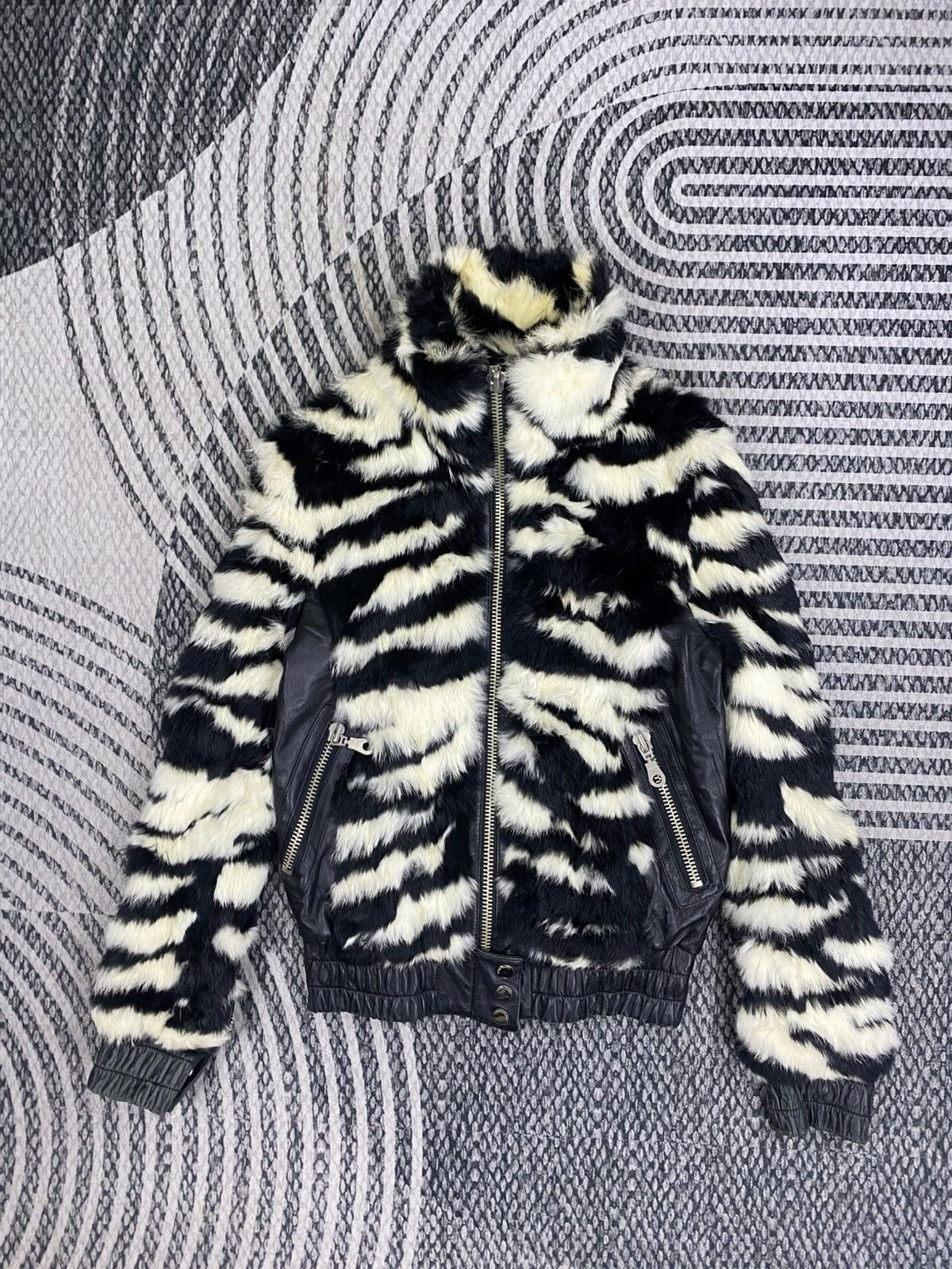 Japanese Brand Vintage Japanese Fashion Zebra Faux Fur Biker Cropped Jacket Size S / US 4 / IT 40 - 3 Thumbnail
