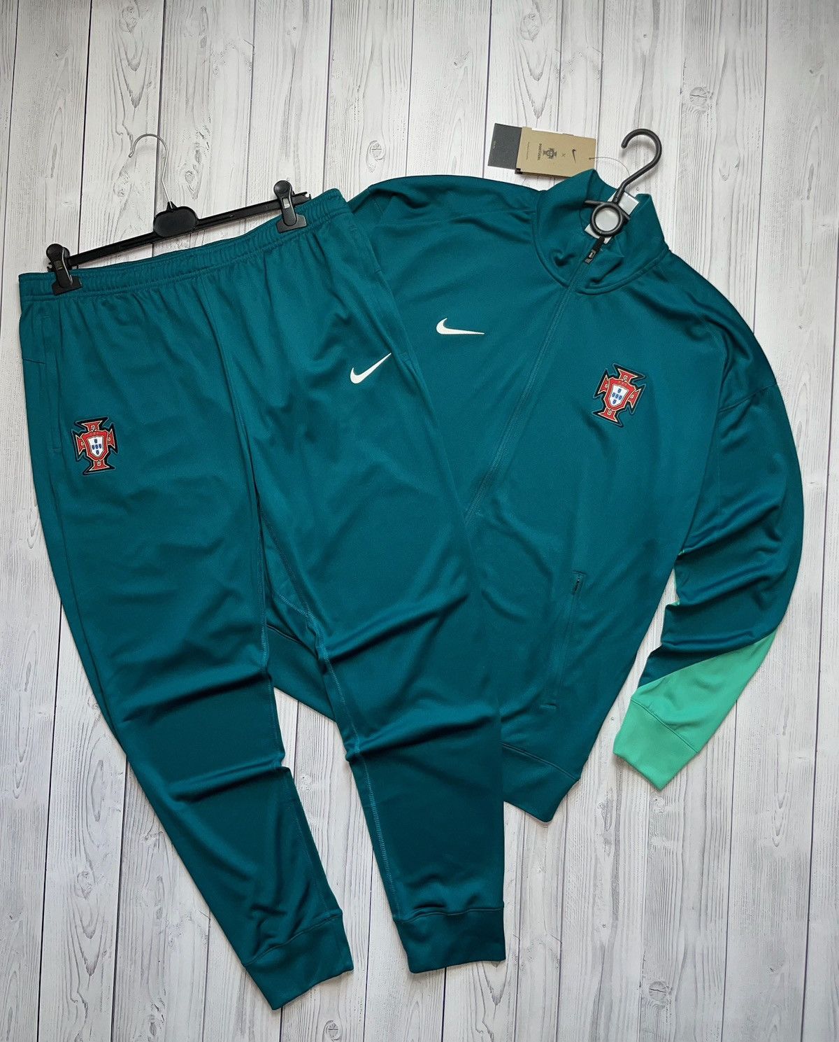 Vintage Nike x Portugal soccer tracksuit size L slim fit green Size US L / EU 52-54 / 3 - 1 Thumbnail
