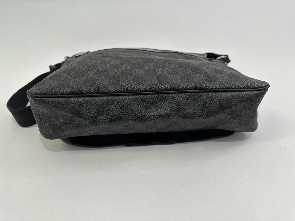 Louis Vuitton Louis Vuitton Damier Graphite Canvas Daniel MM Messenger Bag Size ONE SIZE - 5 Thumbnail