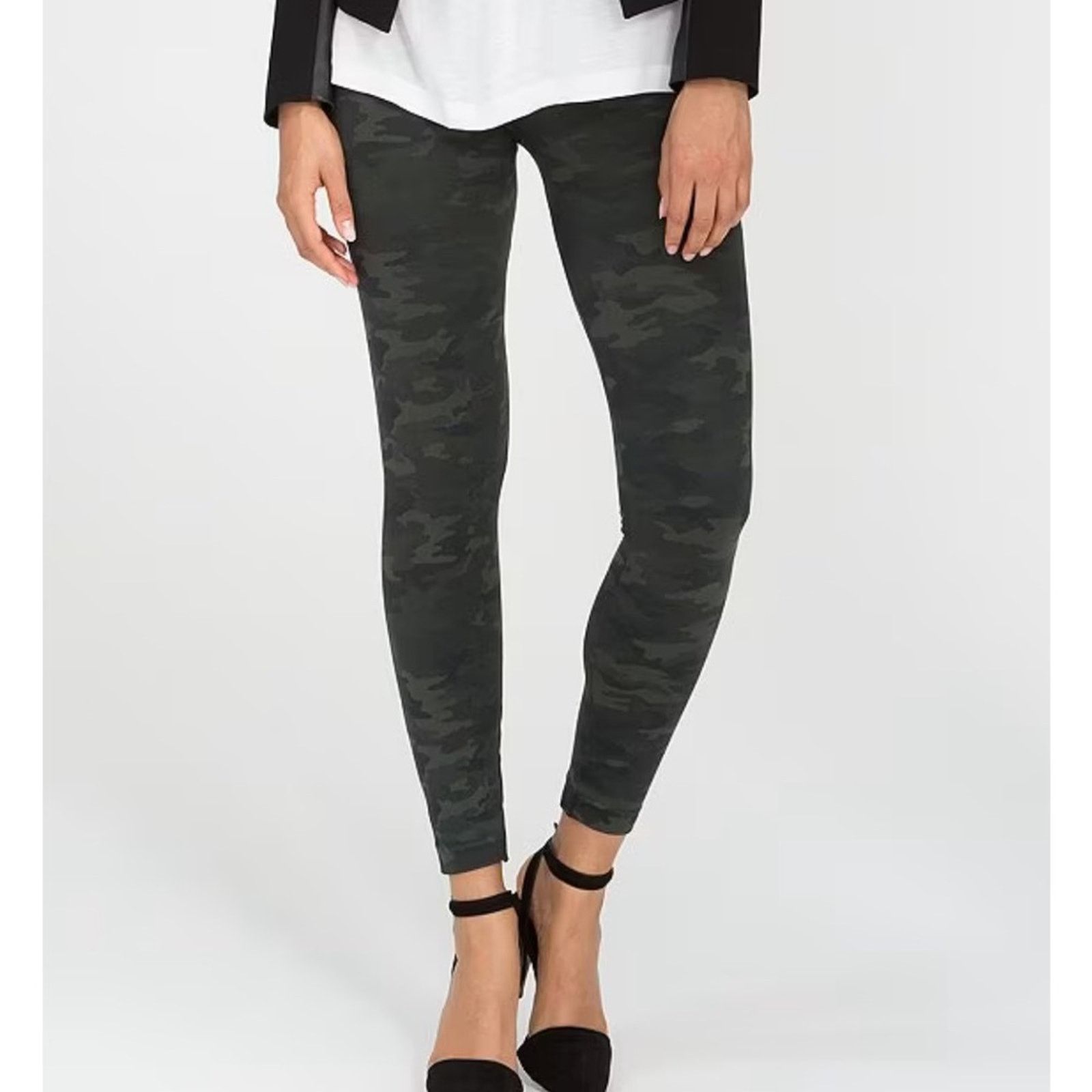 Spanx Spanx Seamless Dark Green Camo Leggings Medium, MSRP $68 Size 30" / US 8 / IT 44 - 1 Thumbnail