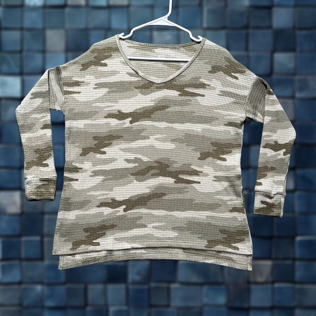 American Eagle Outfitters American Eagle Womens Sweater XS Green Camo V Neck Knit Pullover Long Sleeve Size XS / US 0-2 / IT 36-38 - 1 Thumbnail