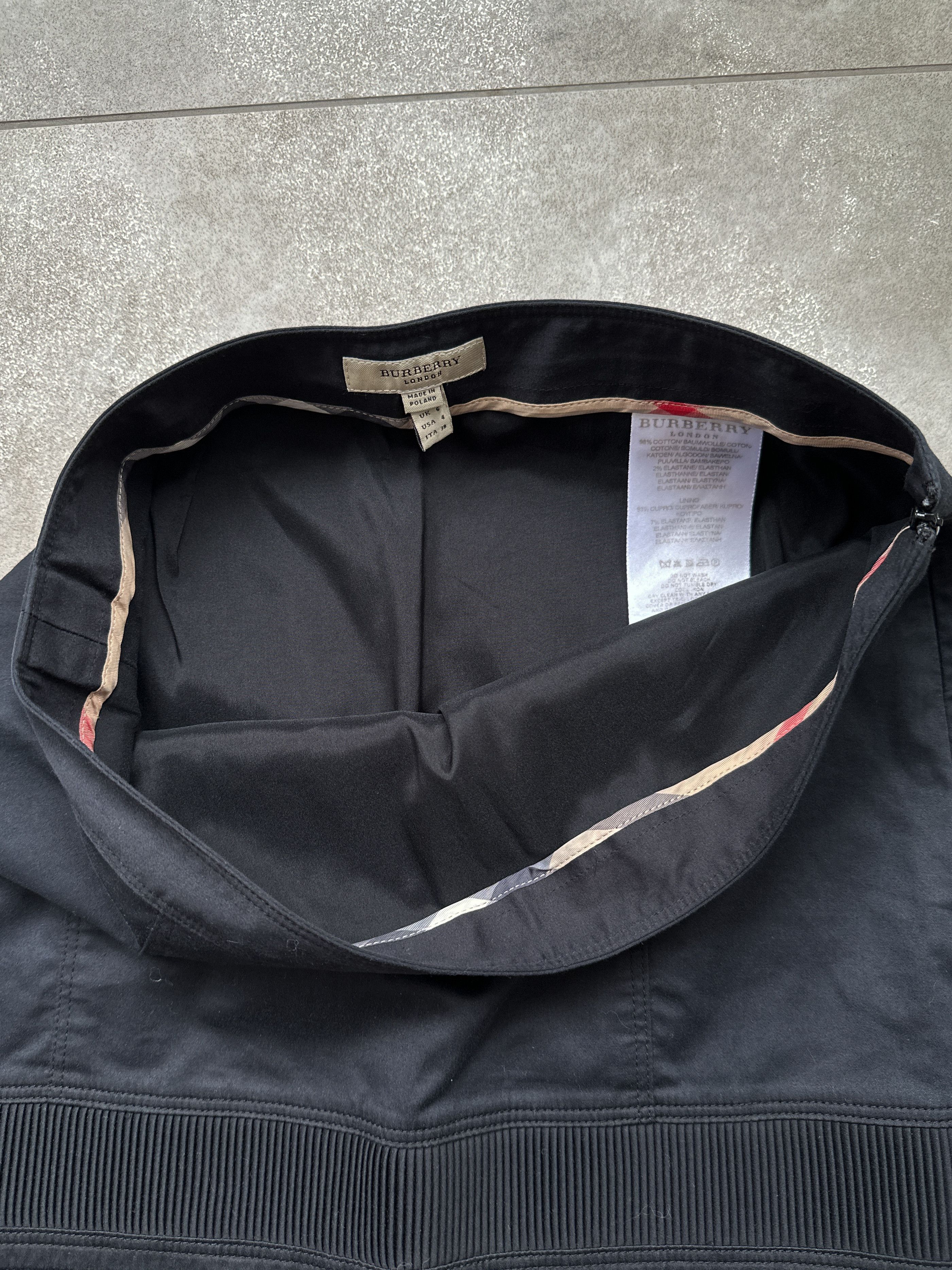 Burberry Burberry Black Mini Skirt Size 27" / US 4 / IT 40 - 4 Thumbnail