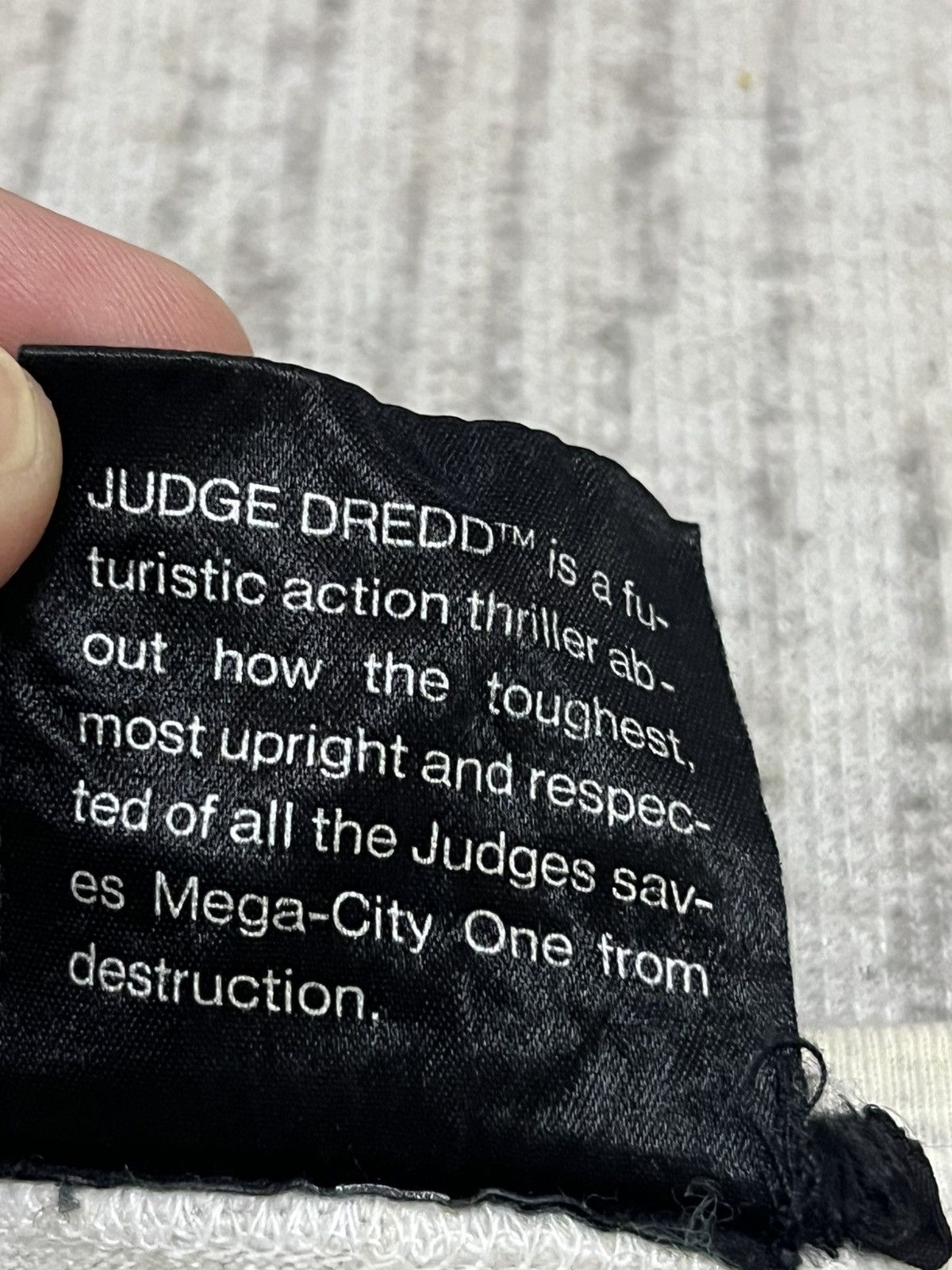 Vintage Vintage 1995 judge dredd single stitch shirt Size US L / EU 52-54 / 3 - 5 Thumbnail