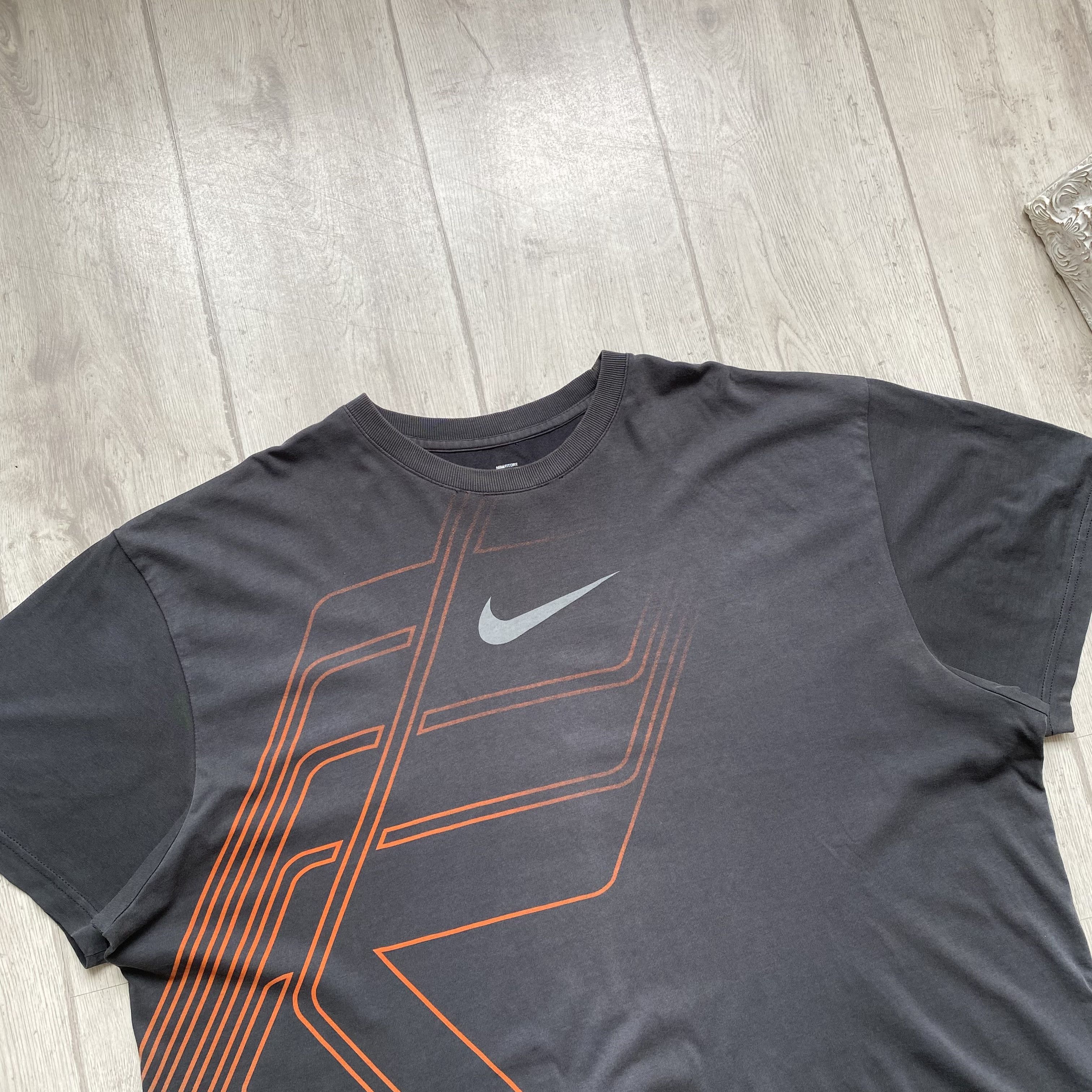Nike 🦍Vintage Nike center logo tee swoosh distressed Size US XXL / EU 58 / 5 - 2 Thumbnail