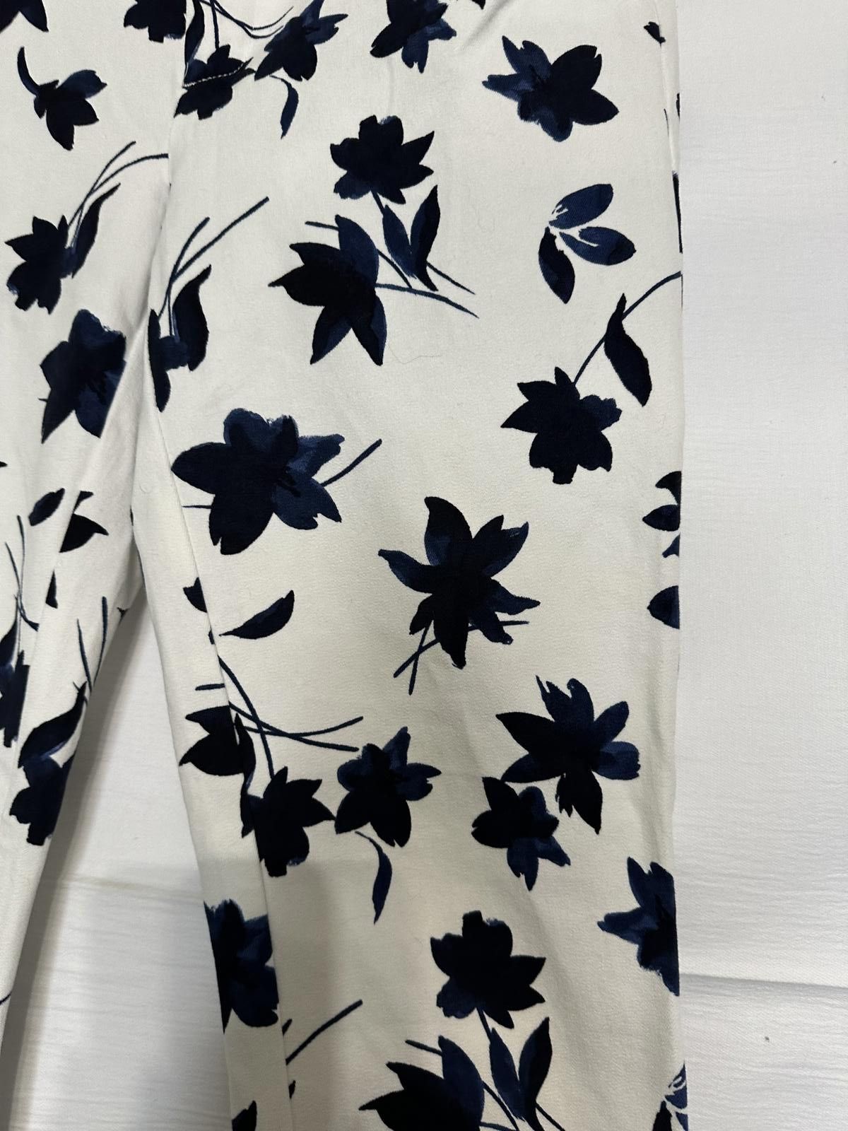 Designer Floral Print Slim Fit Trousers / White w/ Navy Blue Flowers Size 28" / US 6 / IT 42 - 4 Thumbnail