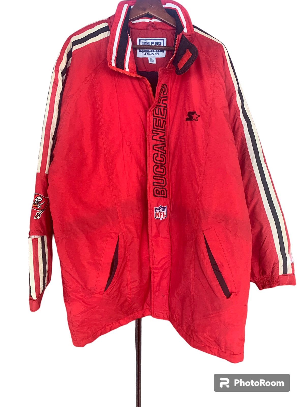 image of Starter Nfl Pro Line Buccaneers Puffer Jacket in Red, Men's (Size XL)