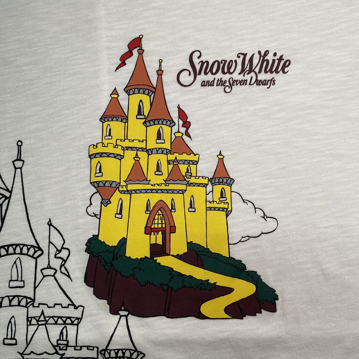 Disney Uniqlo Undercover Snow White and the Seven Dwarfs T Shirt Size US L / EU 52-54 / 3 - 6 Thumbnail