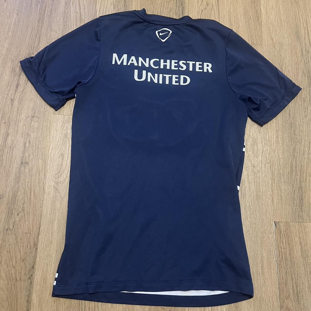 Nike 2011-12 Manchester United Nike Trainning Football Shirt Size US S / EU 44-46 / 1 - 2 Thumbnail