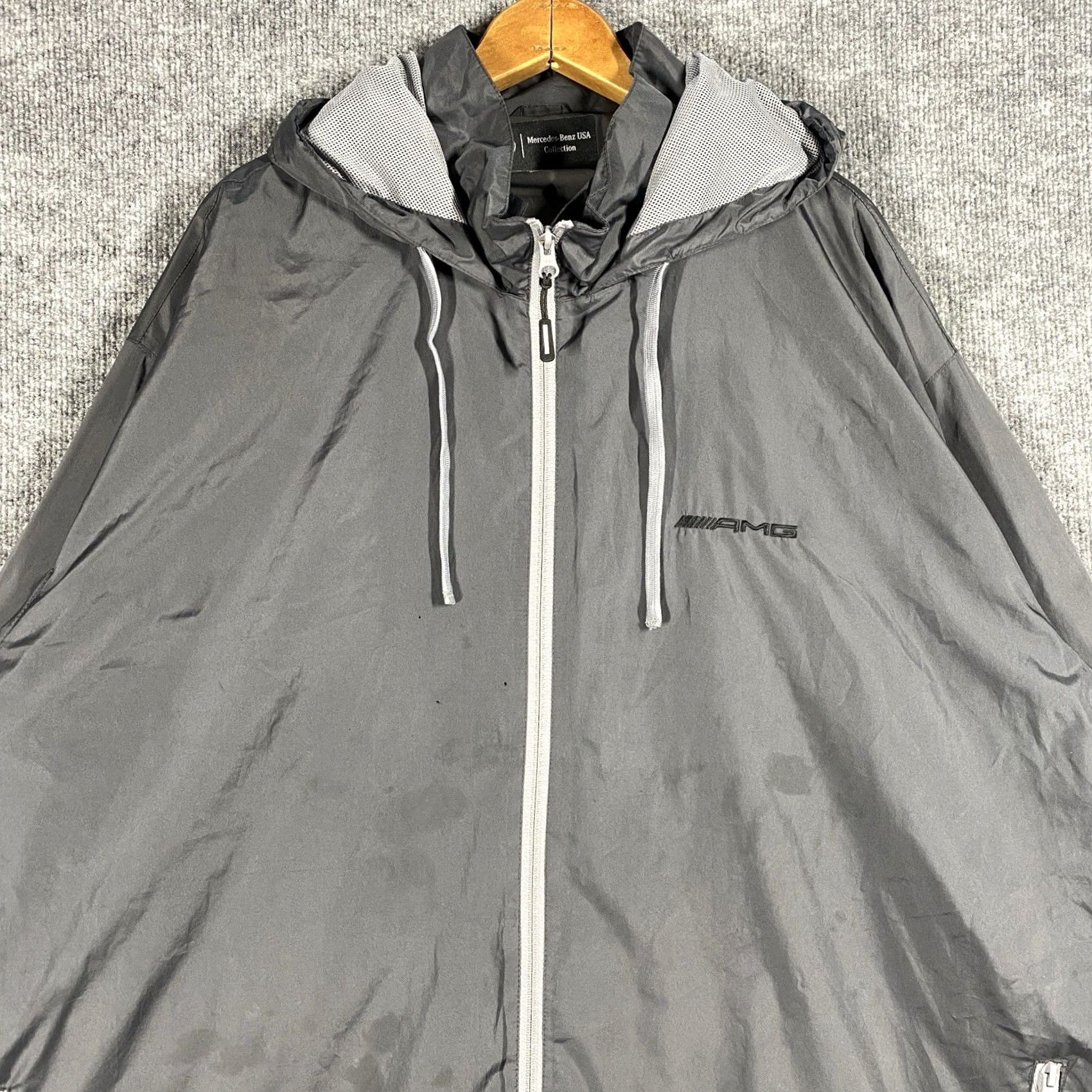 Mercedes-Benz AMG Mercedes-Benz USA Collection Windbreaker Jacket Mens 3XL Hooded Zip Gray Mercedes-Benz Windbreaker 3XL Mens Hoodie Jacket USA Theme Size US XXL / EU 58 / 5 - 2 Thumbnail