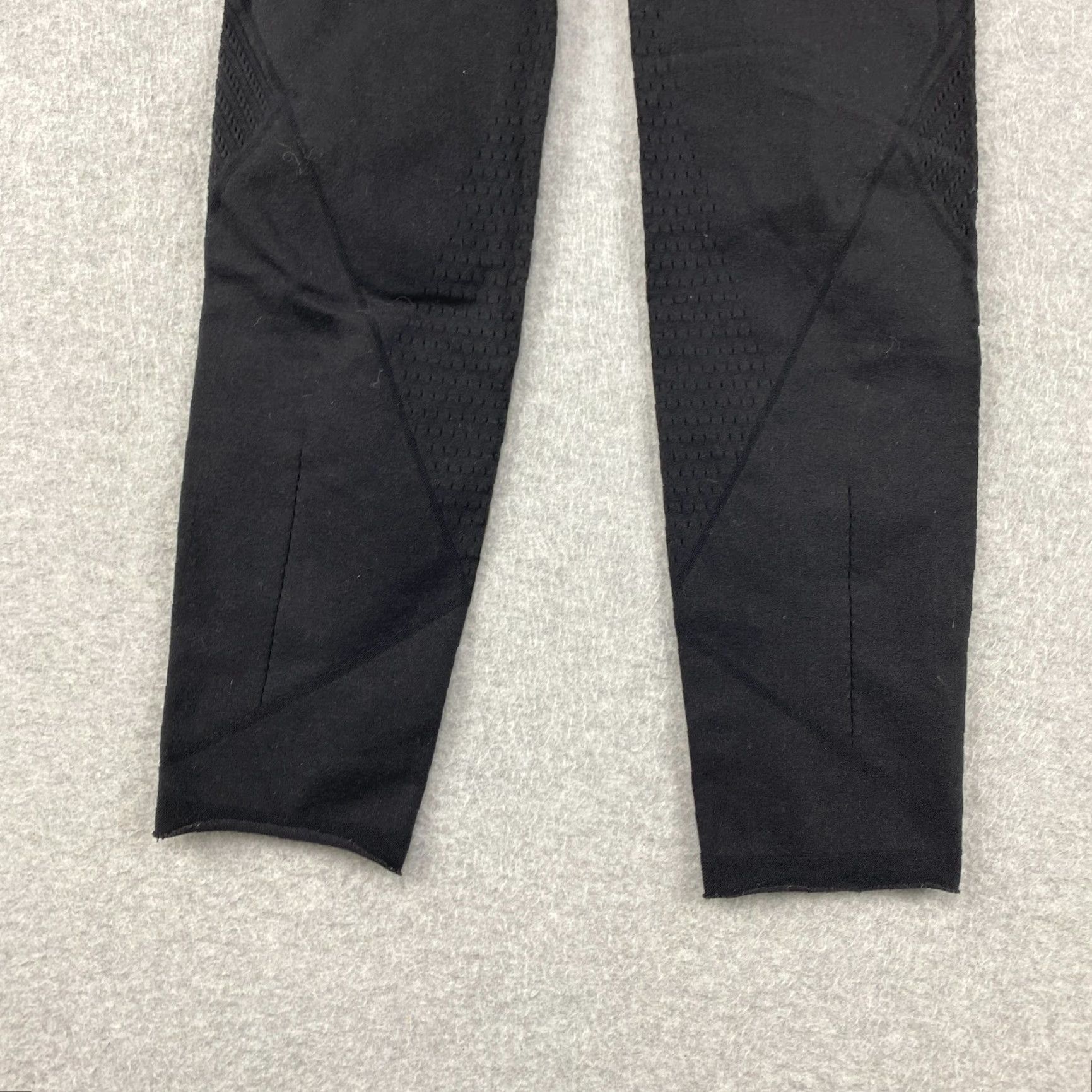 Lululemon Lululemon Athletica Compression Seamless Leggings Womens 2 Black Logo Waistband Athleisure Modern Yoga Gym Running Size 26" / US 2 / IT 38 - 3 Thumbnail