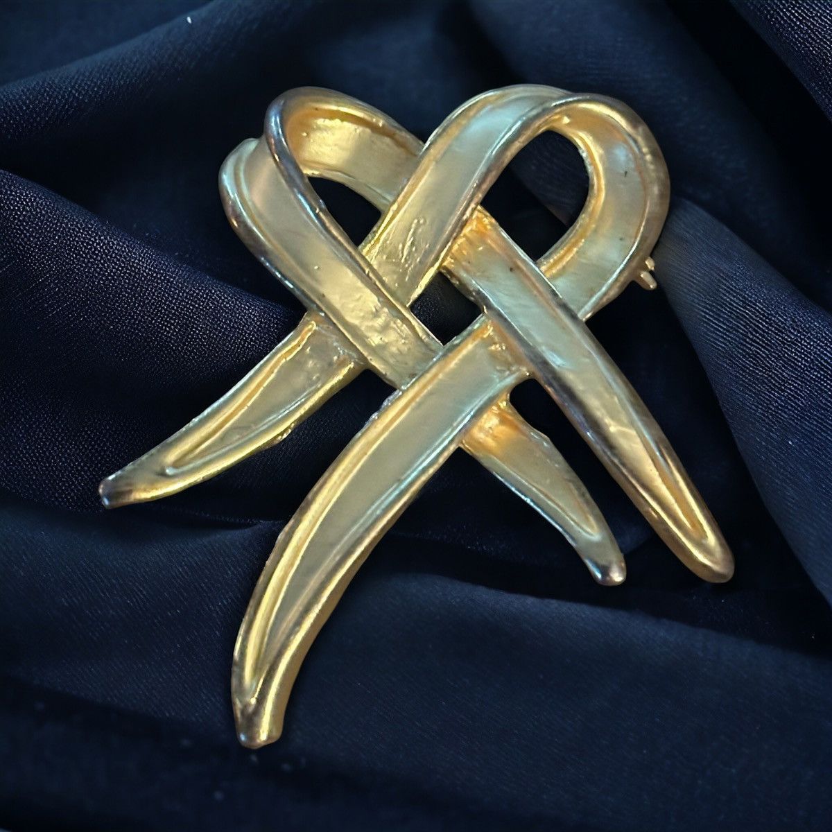 Vintage Vintage gold tone intertwined ribbon pin Size ONE SIZE - 1 Thumbnail