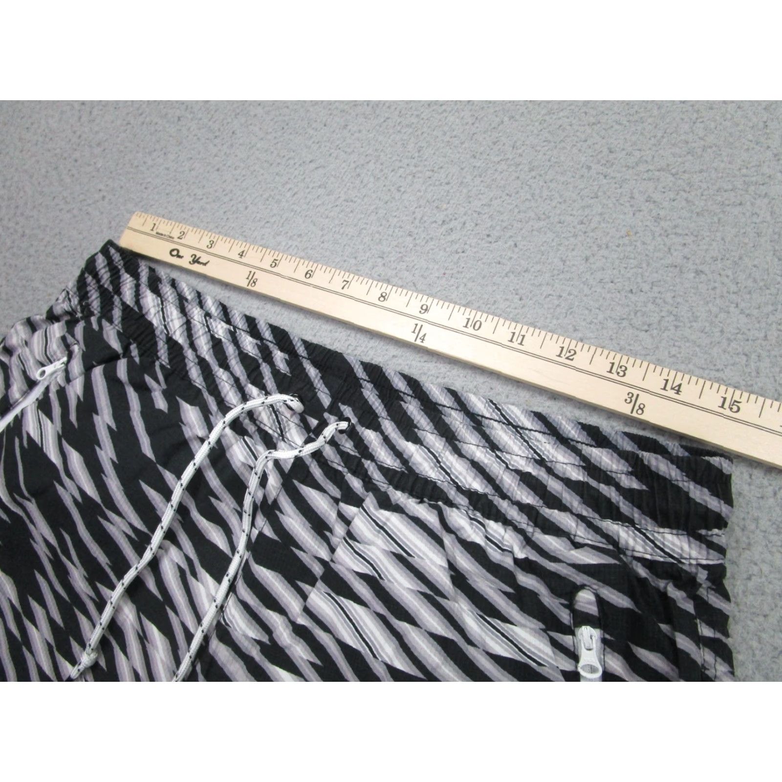 Nike Nike Shorts Mens Large Black Geometric Zip Pockets Athletic Running Training Size US 33 - 5 Thumbnail