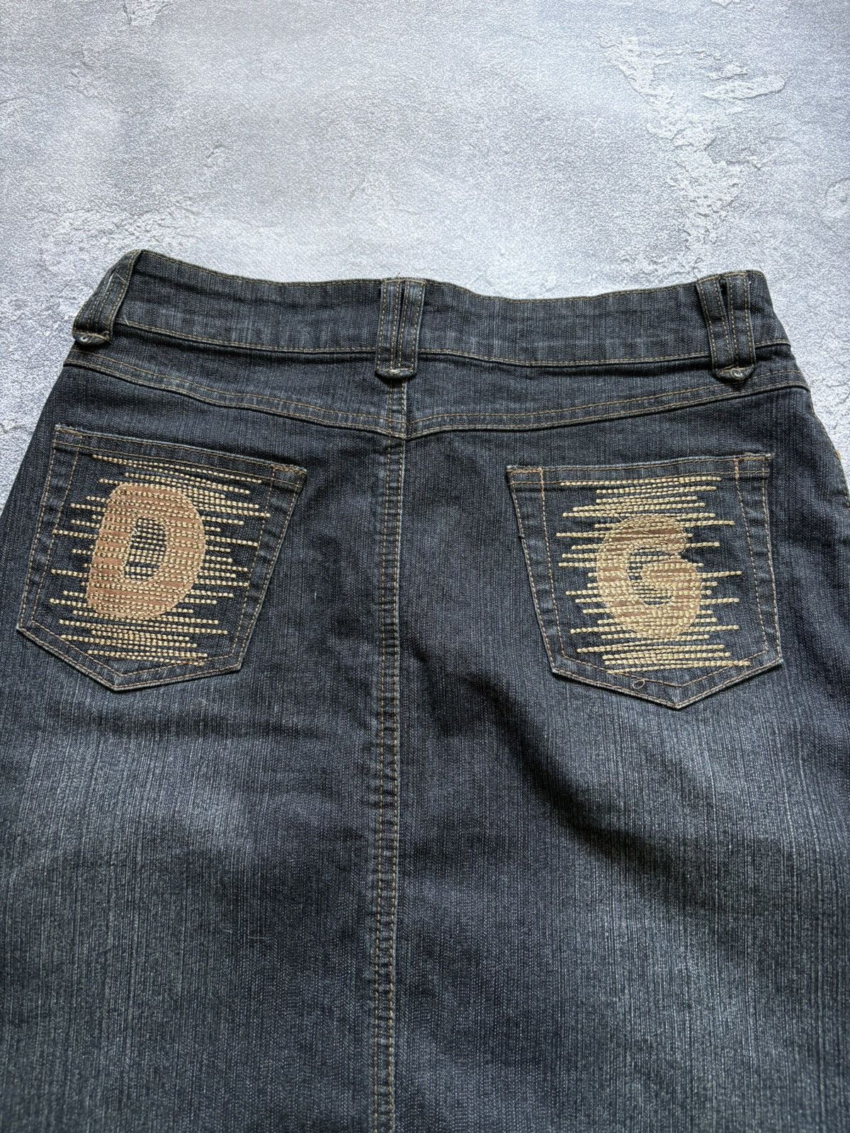 Dolce & Gabbana Dolce&Gabbana Y2K DG Logo Gothic Grunge Wash Denim Skirt Size 26" / US 2 / IT 38 - 7 Thumbnail
