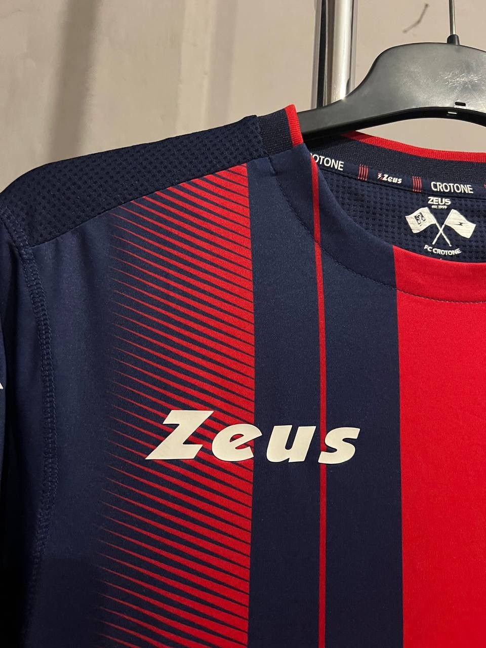 Sports Specialties 2018/19 CROTONE FC HOME SOCCER JERSEY FOOTBALL SHIRT ZEUS L Size US L / EU 52-54 / 3 - 6 Thumbnail