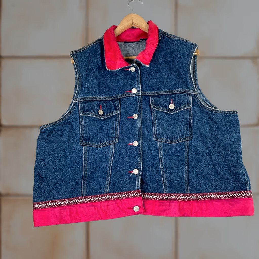 Denime VINTAGE BACCINI Denim Vest Womens 22W Plus Blue Pink Contrast Trim Embroidered Sleeveless Button Down Western Boho 90s Casual Jacket Womens Size 3XL / US 20-22 - 1 Thumbnail