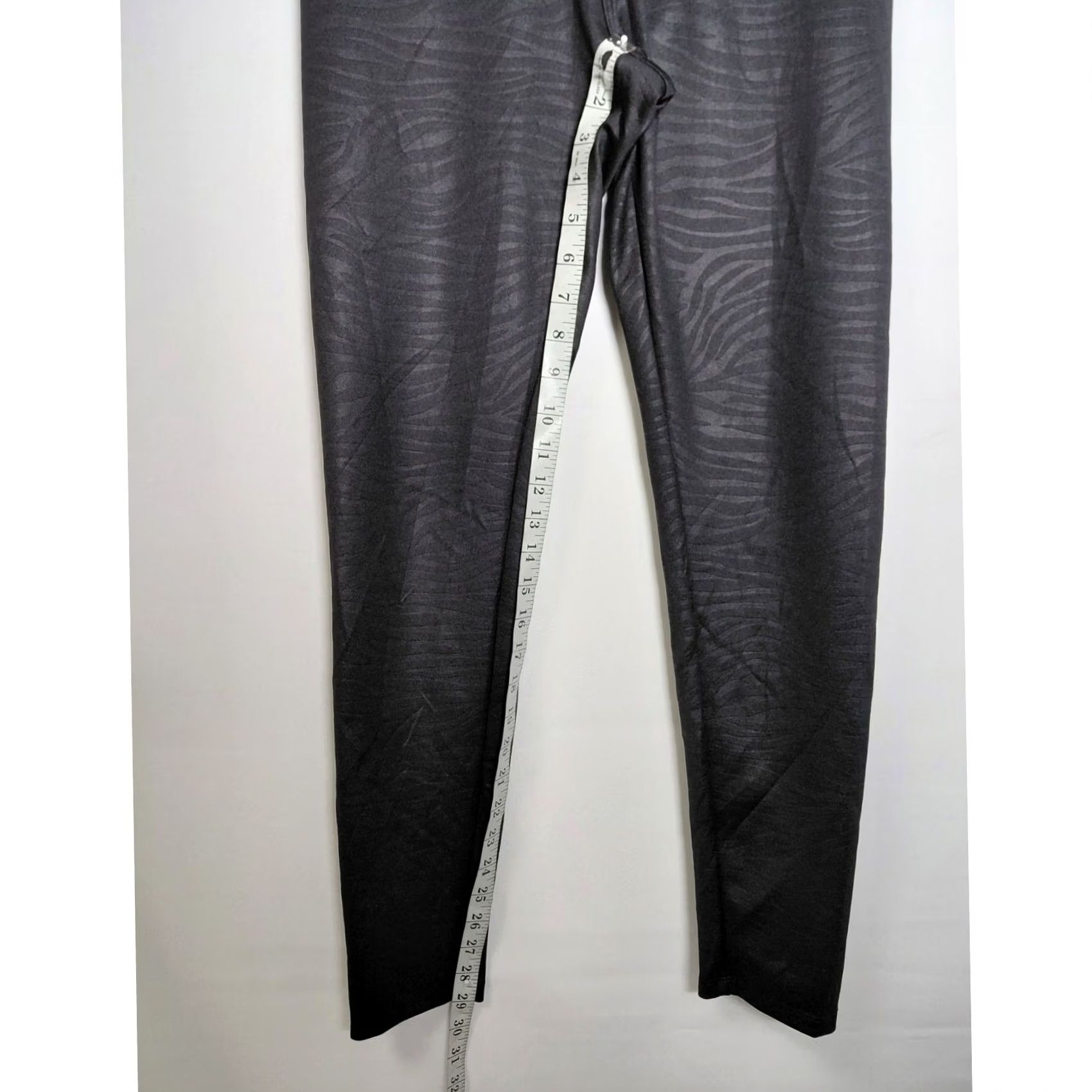 Express EXPRESS Black Solid Knit High Rise Leggings Women M Knit Polyester Spandex Activewear Gym Running Ankle (Regular) Far Fall Spring Size 32" / US 10 / IT 46 - 7 Thumbnail