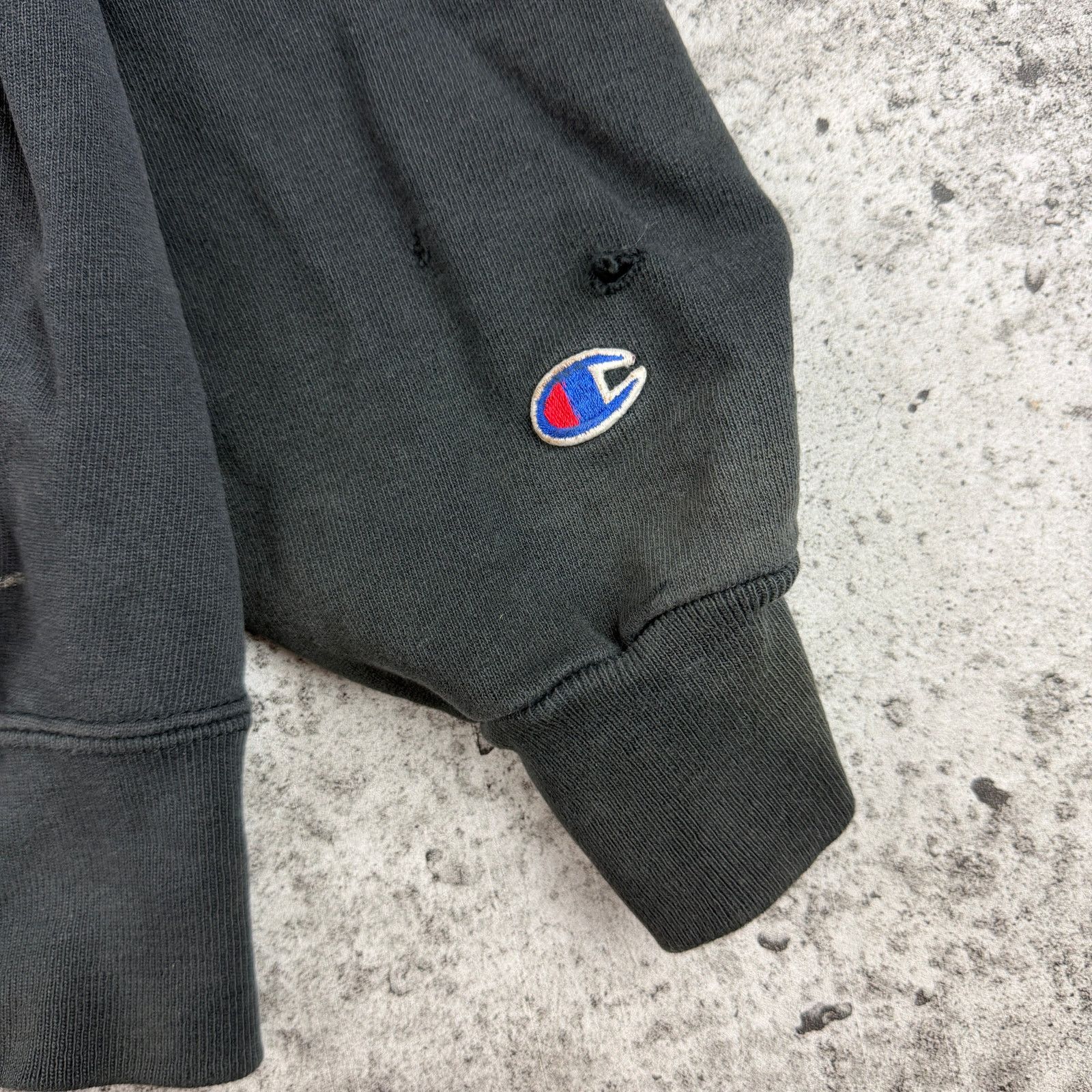Champion Vintage Champion Sweatshirt Distressed Size Medium USA Made Size US M / EU 48-50 / 2 - 3 Thumbnail
