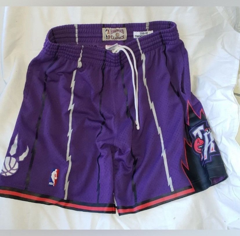 Mitchell & Ness Toronto Raptors Shorts Size US 32 / EU 48 - 2 Thumbnail