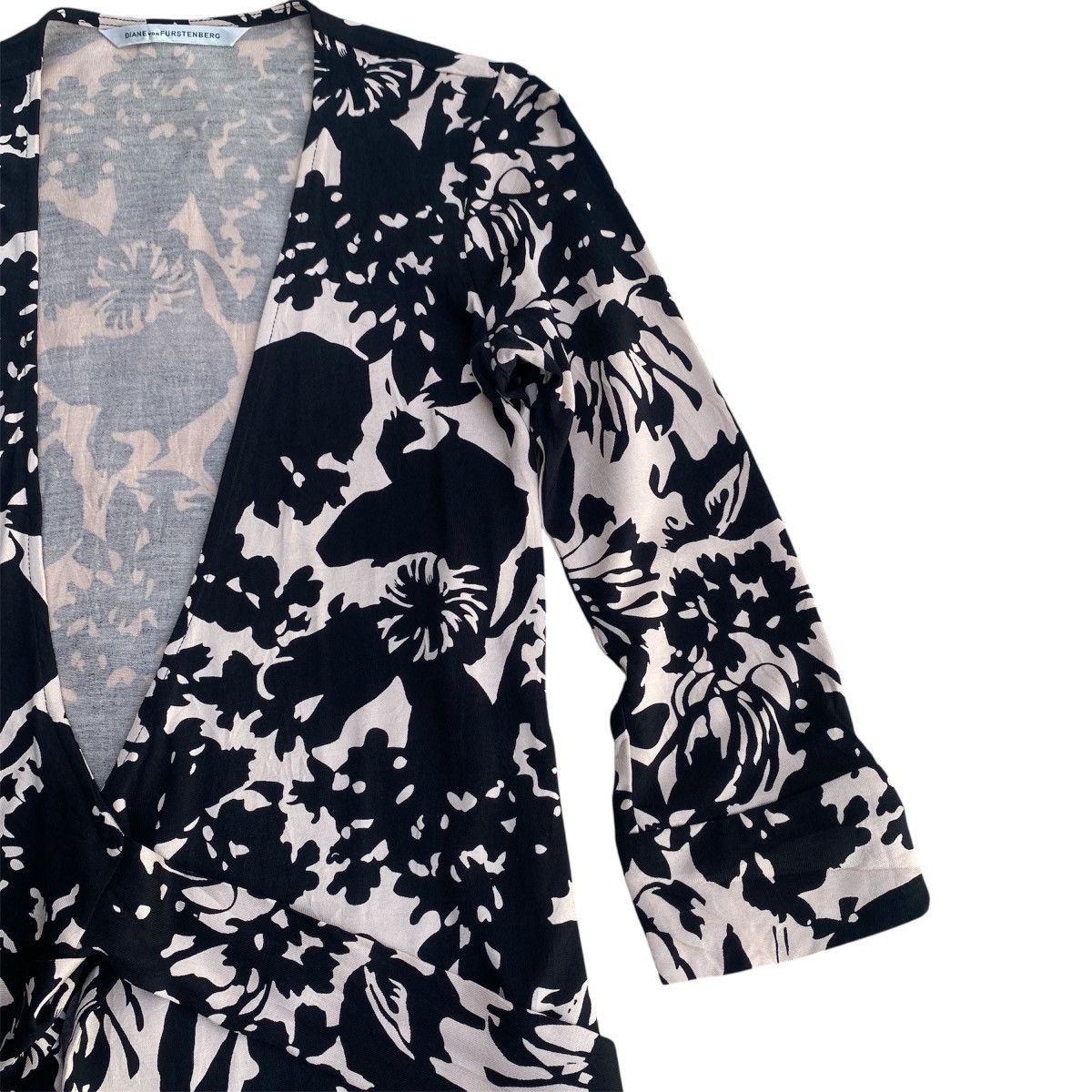 Diane von Furstenberg ‼️LAST DROP‼️Diane von Furstenberg Silk WrapDress Floral Print Size XS / US 0-2 / IT 36-38 - 7 Thumbnail