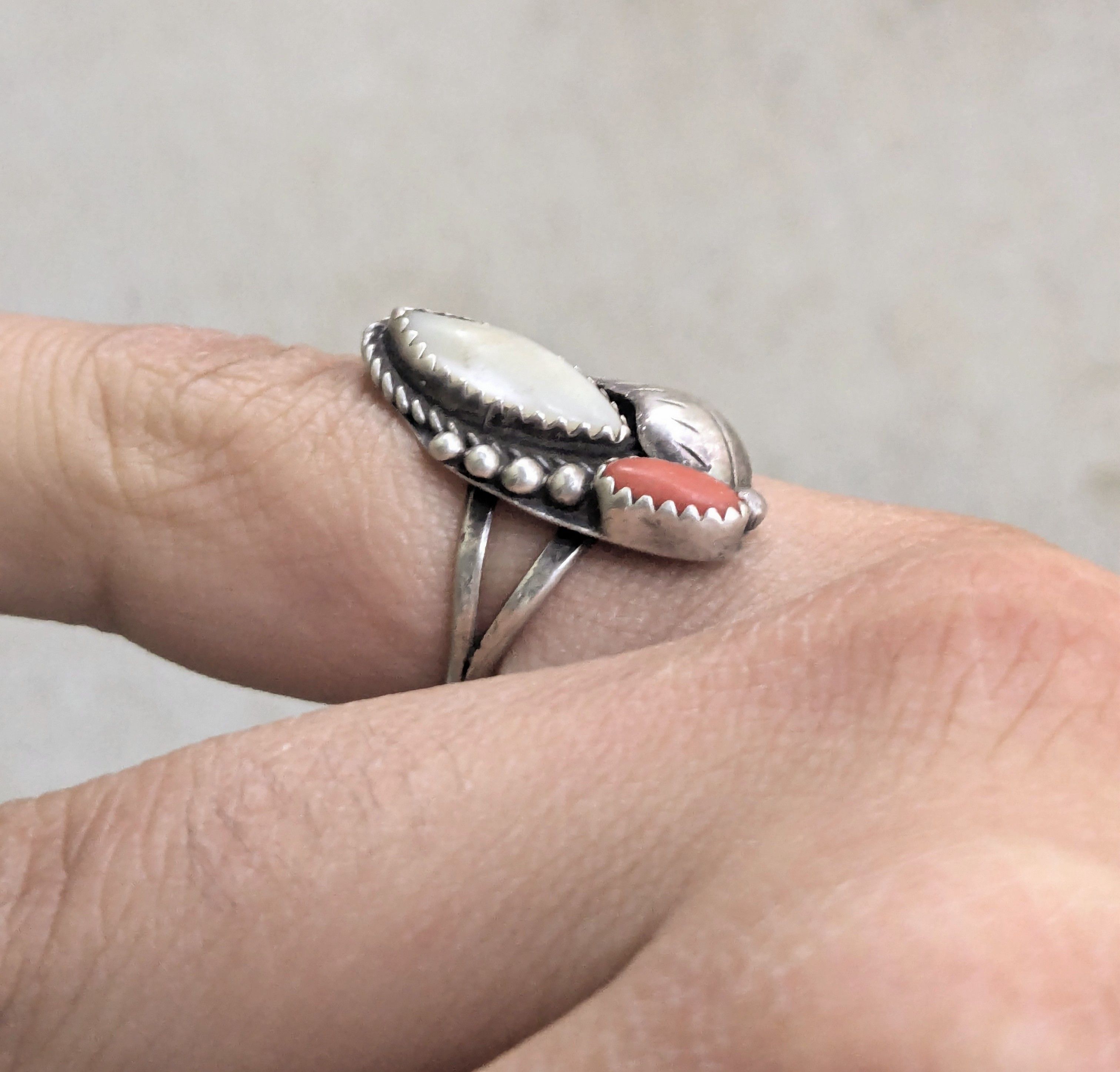 Jewelry × Sterling Silver Vintage Sterling Silver Ring MOP Coral 7.25 Native Size ONE SIZE - 9 Thumbnail