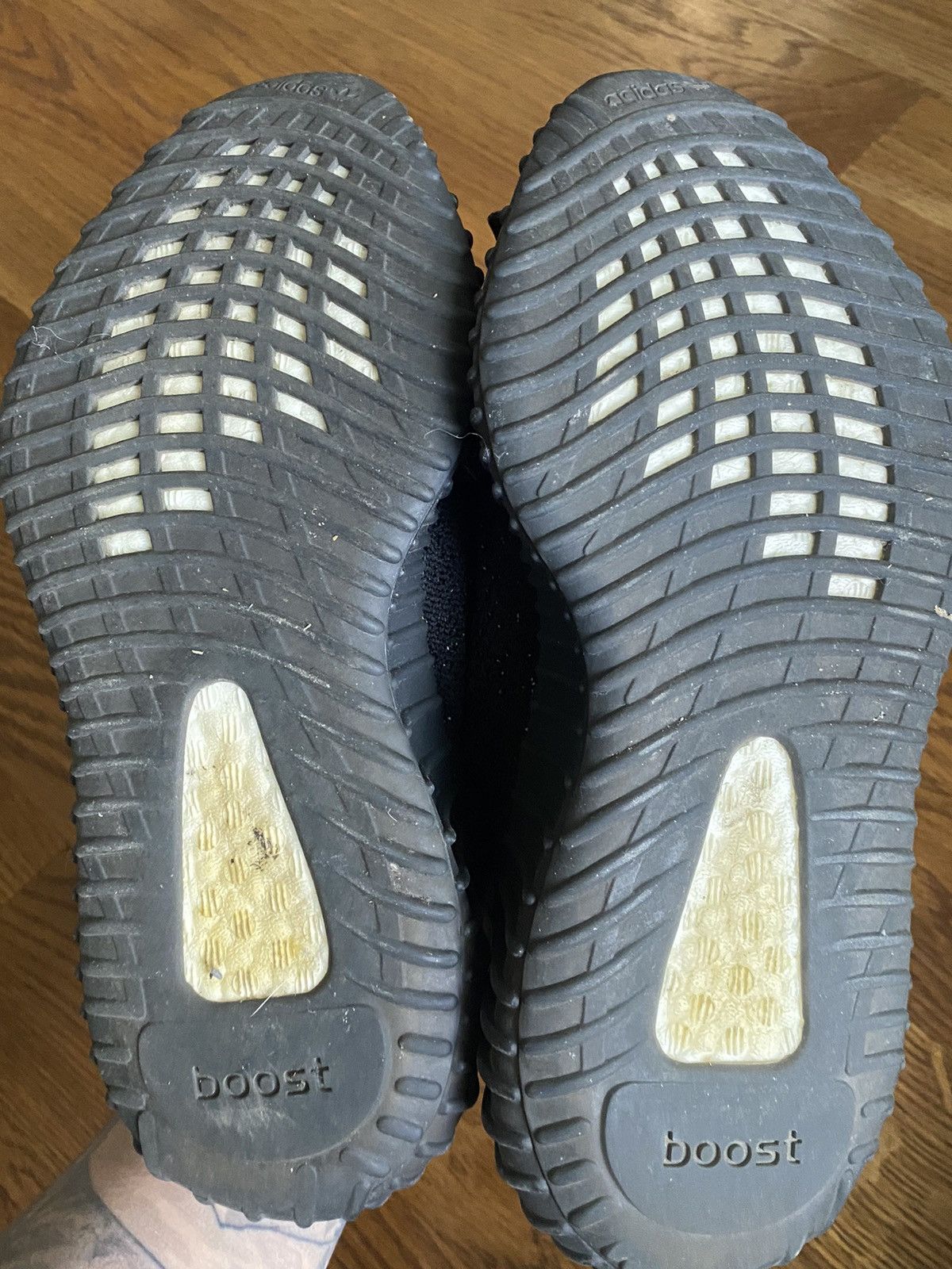 Adidas × Kanye West adidas YEEZY BOOST 350v2 Oreo Size US 6 / EU 39 - 11 Thumbnail
