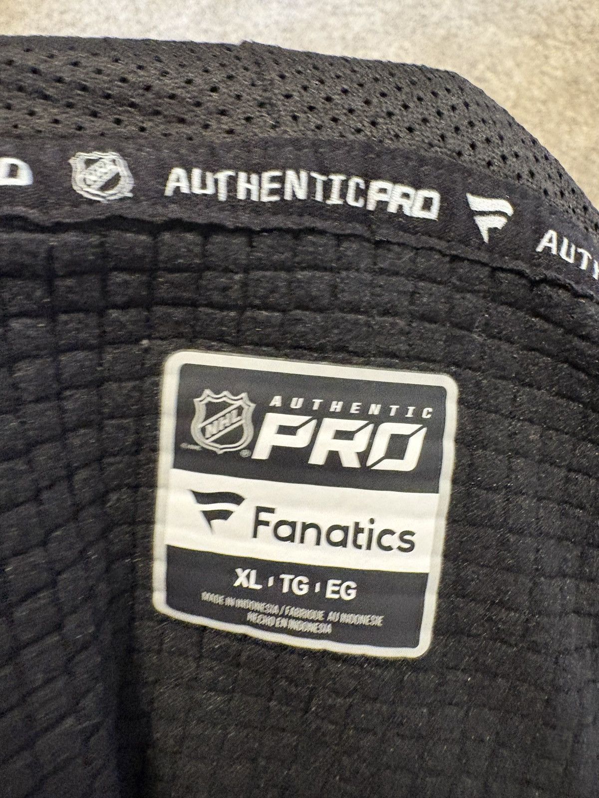 Other (Fanatics) NWT NHL Pittsburgh Penguins Budlight Zip: Size XL Size US XL / EU 56 / 4 - 9 Thumbnail
