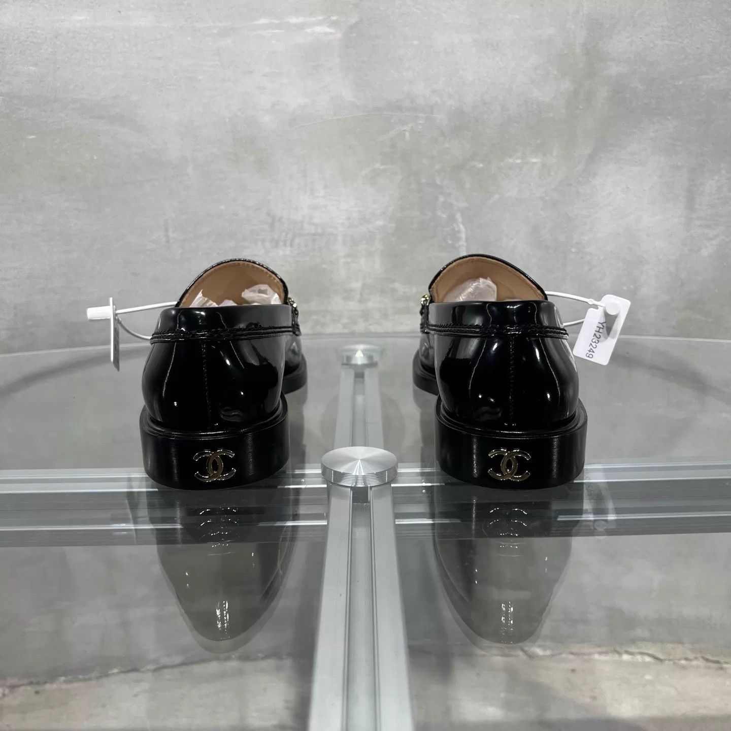 Chanel Chanel Black Gold Logo Loafer 37.5 Size US 7 / IT 37 - 6 Thumbnail