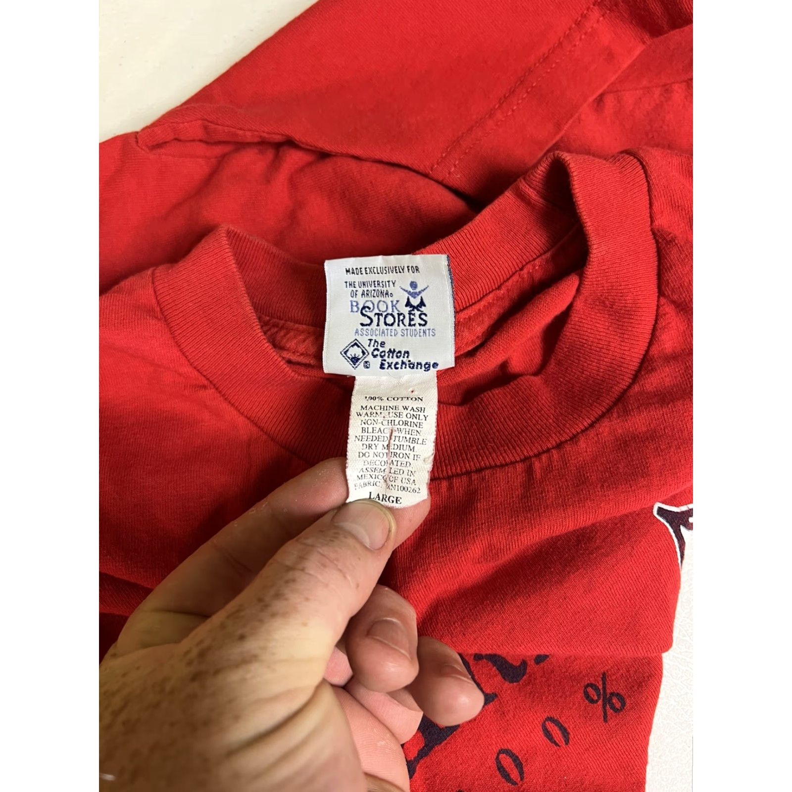 Vintage VINTAGE The Cotton Exchange Arizona Wildcats T-Shirt Mens L Red Cotton 90s Sports USA College Logo Short Sleeve Crew Neck Regular DM Size US L / EU 52-54 / 3 - 4 Thumbnail