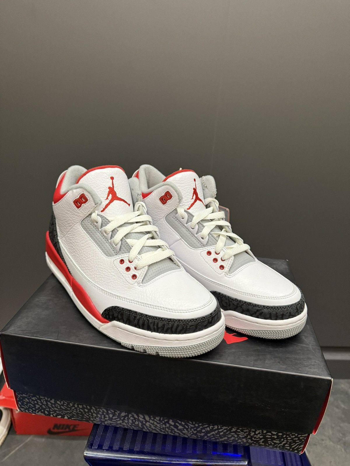 Jordan Brand Jordan 3 Fire Red 2013 Size 9.5 136064-120 Size US 9.5 / EU 42-43 - 4 Thumbnail