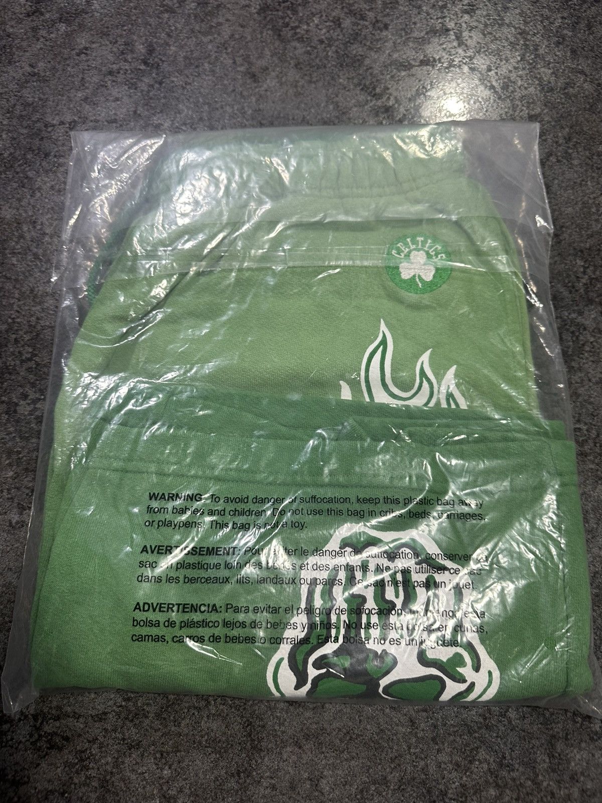Warren Lotas Warren Lotas Boston Celtics Flaming Skull Shorts size L Size US 32 / EU 48 - 3 Thumbnail
