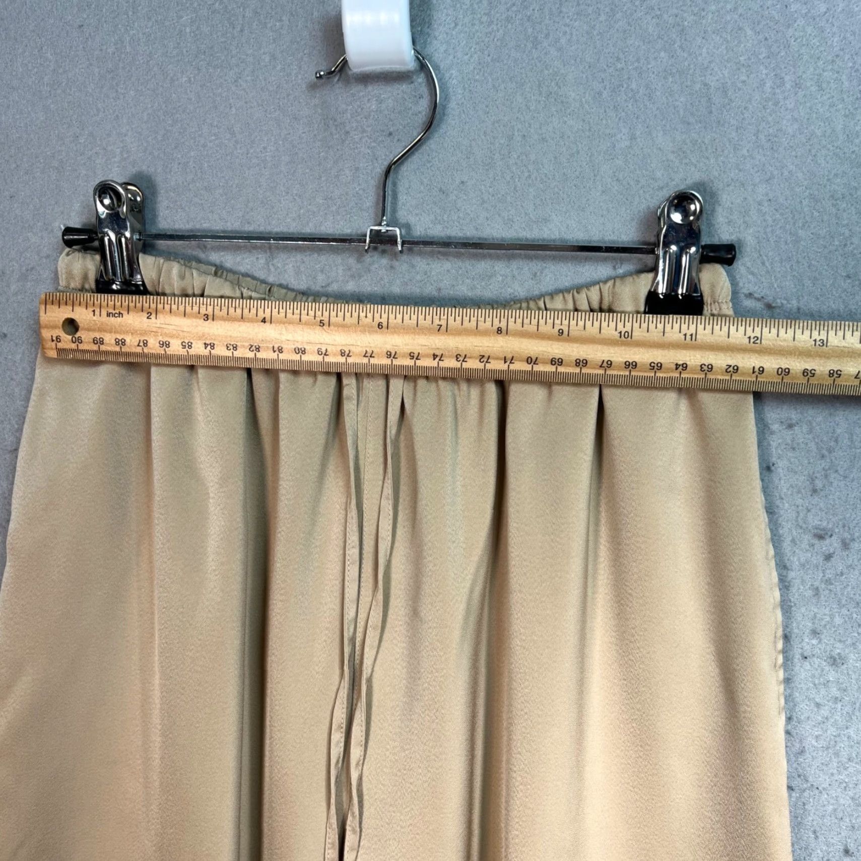 Uniqlo Uniqlo Womens Beige Elastic Waist Tapered Pajama Pants XS; Pajama Pants; Women; XS; Beige; Drawstring; Polyester; Solid; Regular; Brand: Uniqlo Size 26" / US 2 / IT 38 - 4 Thumbnail