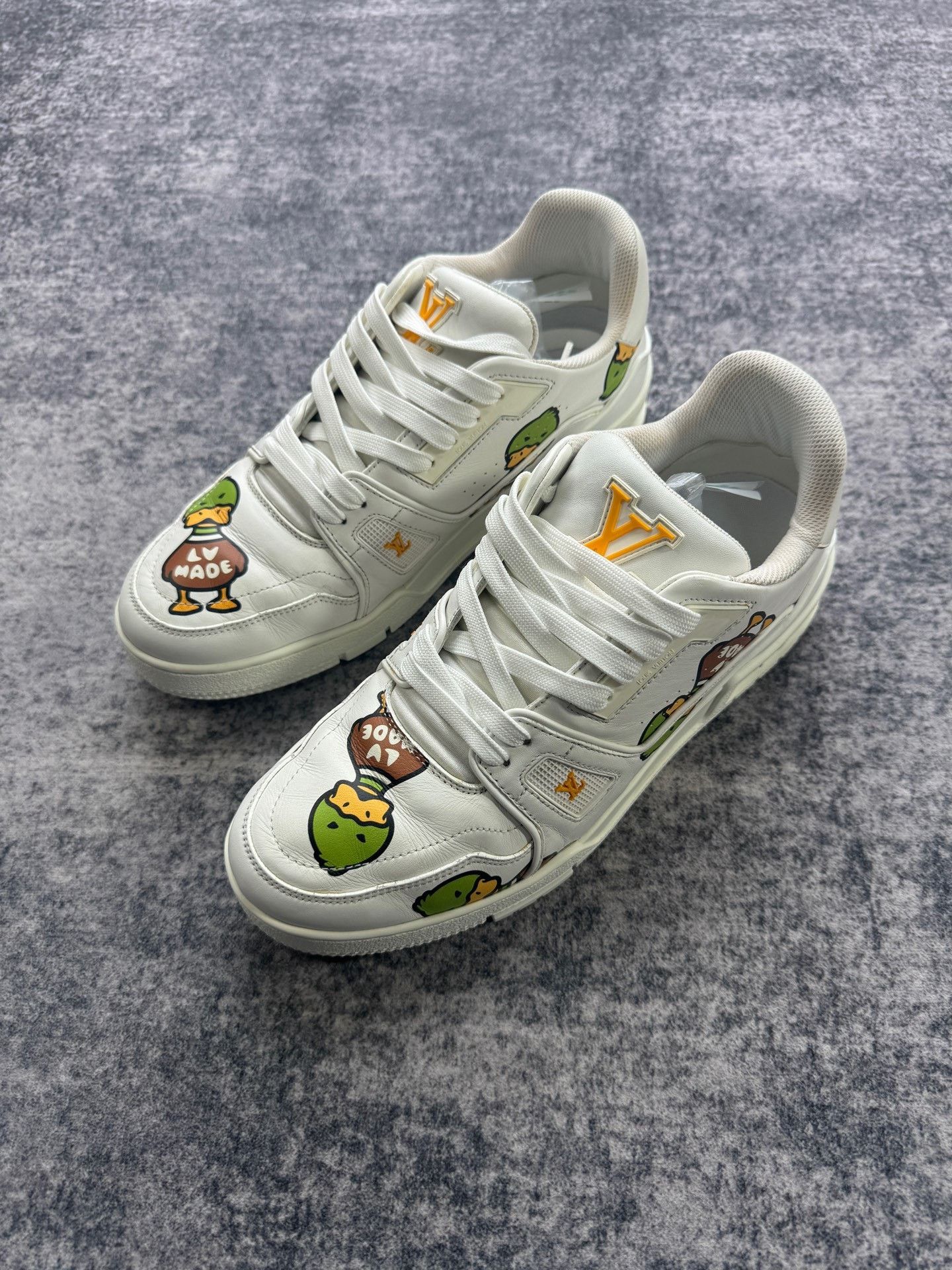 Louis Vuitton Louis Vuitton Lowtop Sneakers 8 Men Size US 8 / EU 41 - 1 Thumbnail