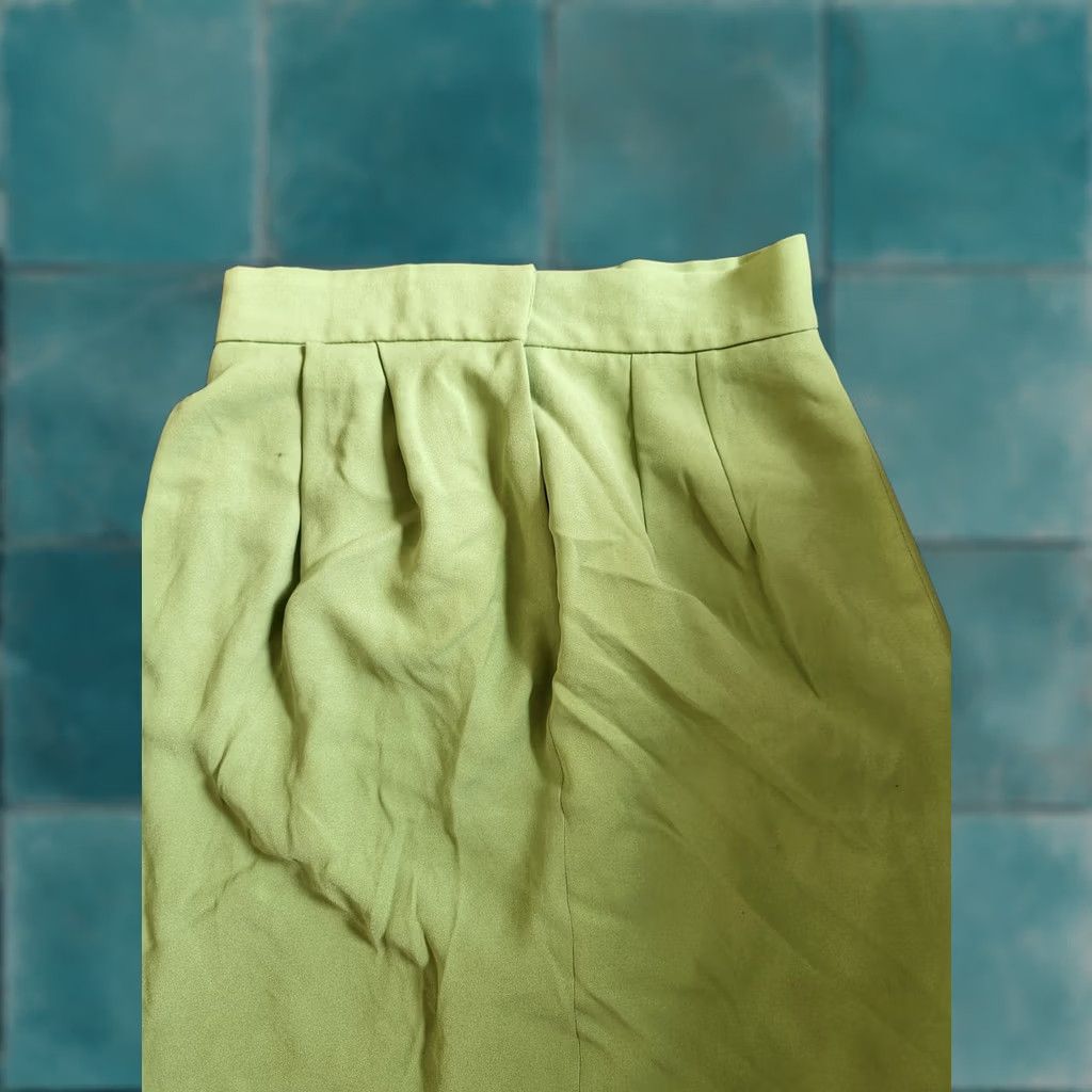 Vintage Tahari Women's Green Slit Pencil Skirt - Size 10 Size 32" / US 10 / IT 46 - 1 Thumbnail
