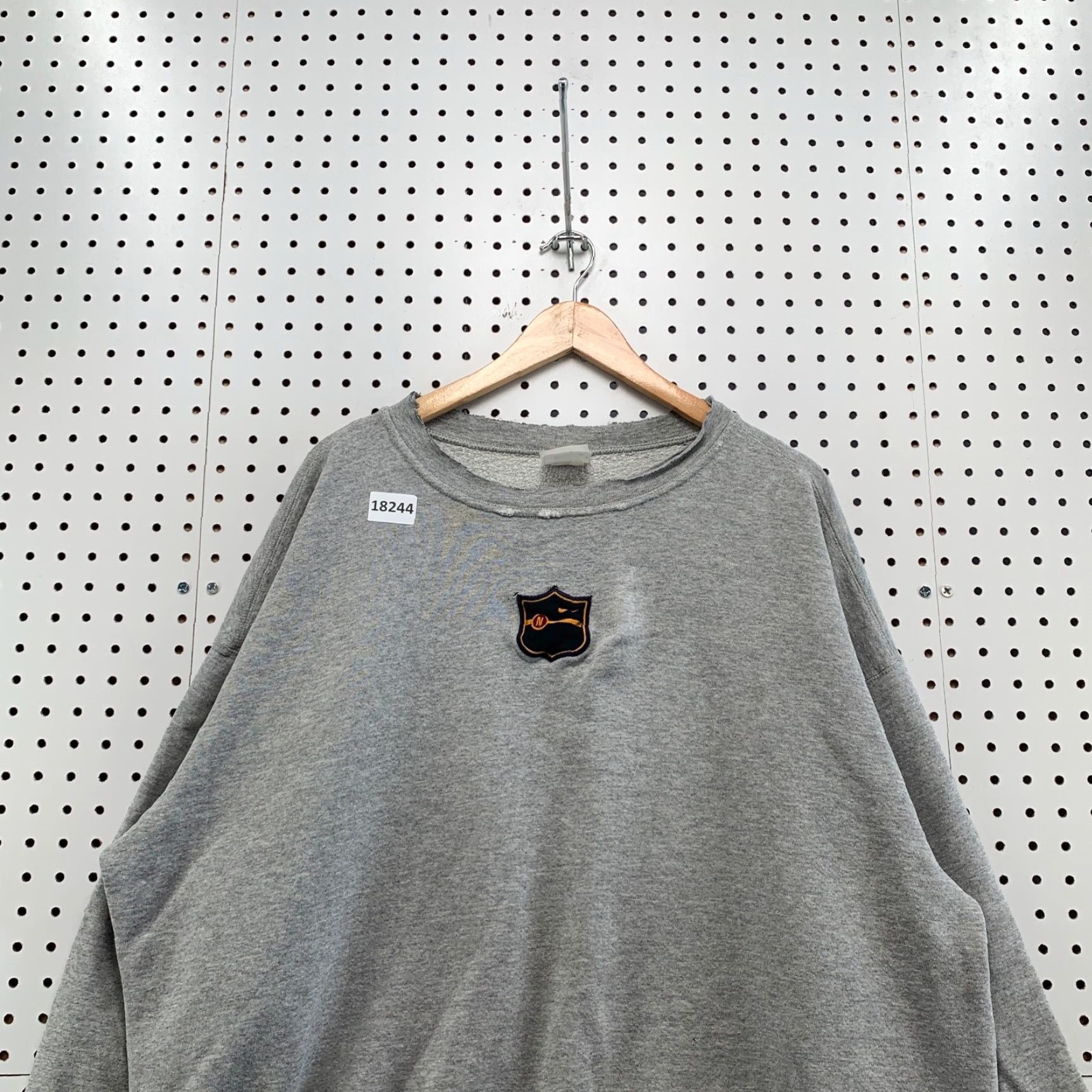 Nike VINTAGE 90s Nike Crew Neck Sweatshirt Adult XL Gray Center Swoosh Embroidered Mens Size US XL / EU 56 / 4 - 7 Thumbnail