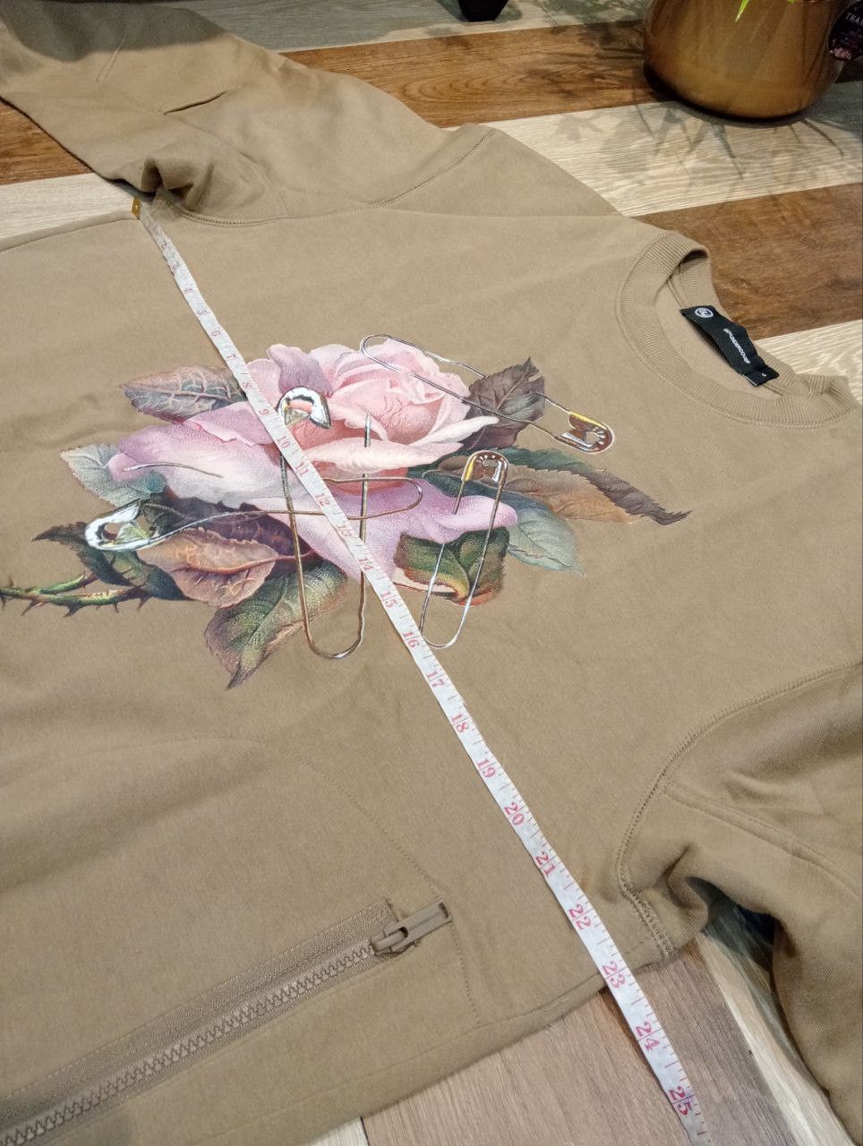 GU × Undercover GU X UNDERCOVER FLORAL ROSE OVERSIZED SWEATSHIRT - SIZE L Size US L / EU 52-54 / 3 - 13 Thumbnail