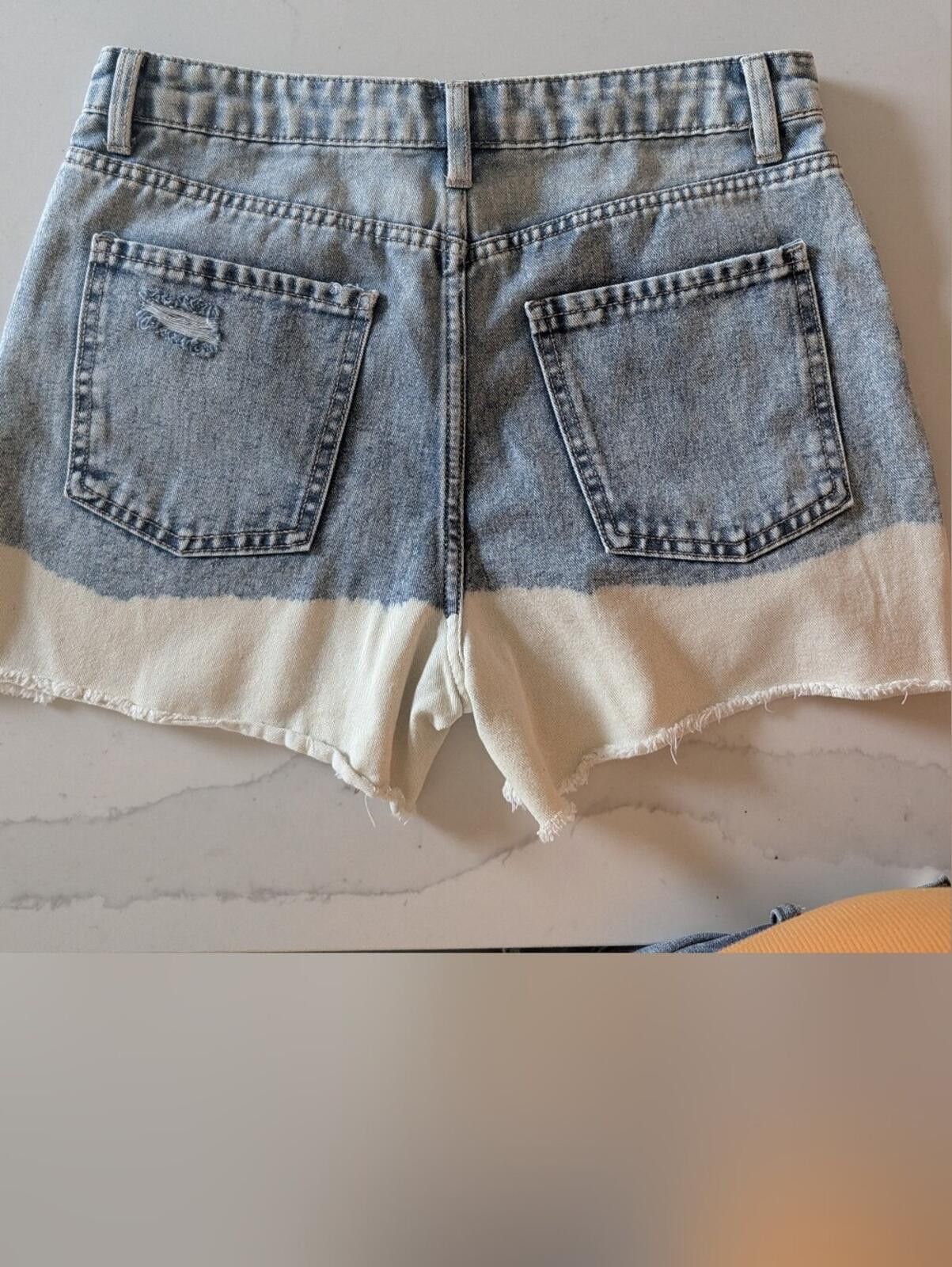Other No Boundaries Two-Tone Distressed Denim Shorts Size 34" / US 12 / IT 48 - 4 Thumbnail