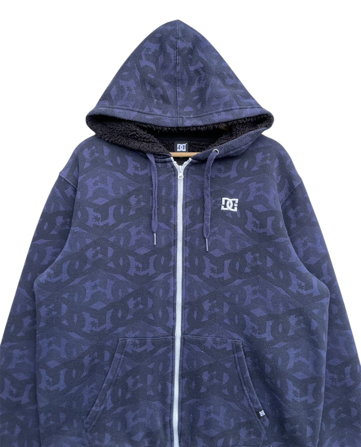 DC RARE🔥 DC full-zip hoodie with an all-over print logo pattern Size US M / EU 48-50 / 2 - 4 Thumbnail