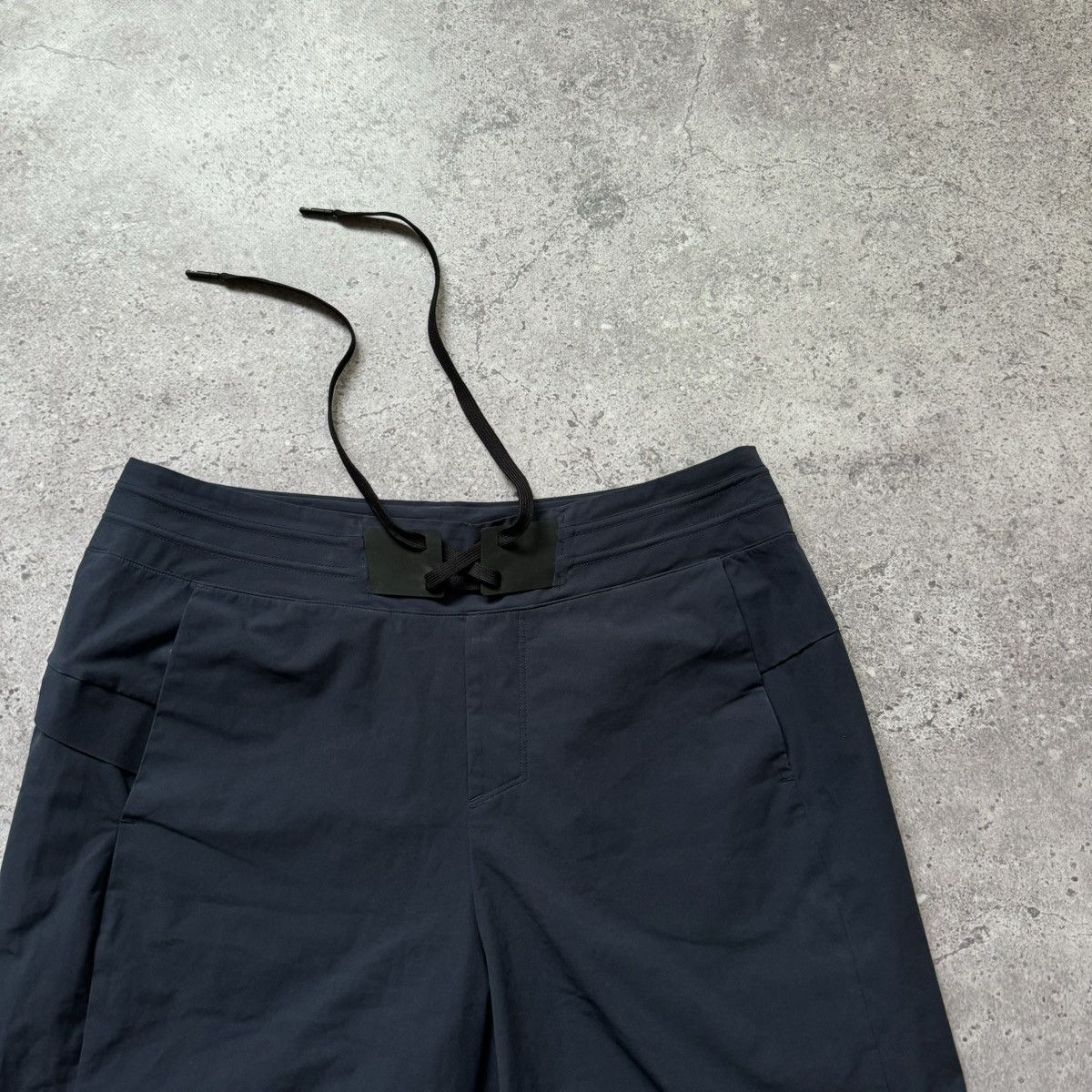 On On Cloud Hybrid Shorts Quick Dry Running Gear Solid Black Size US 30 / EU 46 - 4 Thumbnail