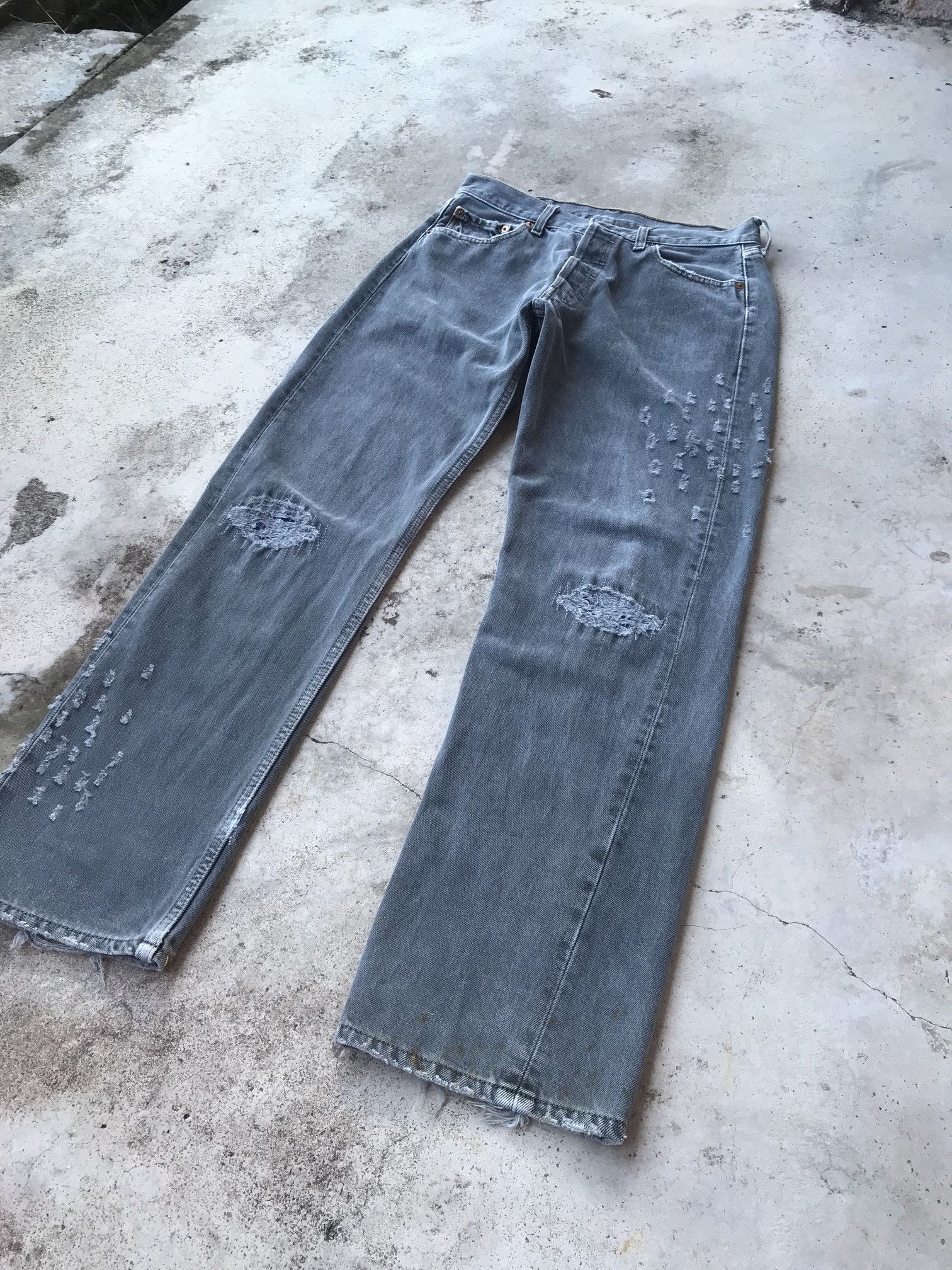 Levi's × Vintage Vintage Levis 501 bulletshoot dirty faded black distressed Size US 29 - 2 Thumbnail