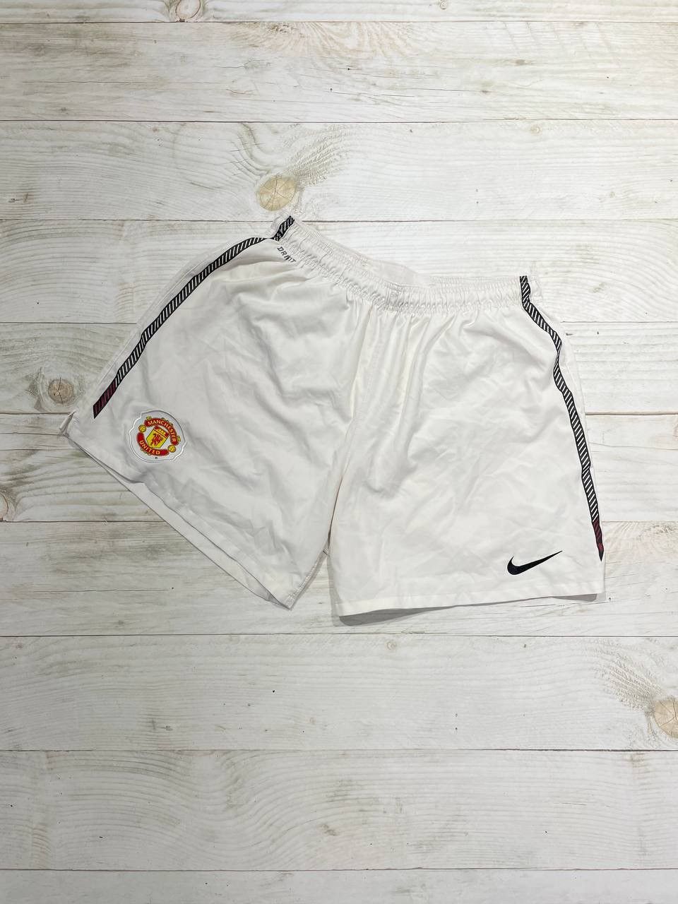 Nike NIKE MANCHESTER UNITED 2010 2011 HOME FOOTBALL SOCCER SHORTS Size US 36 / EU 52 - 1 Thumbnail
