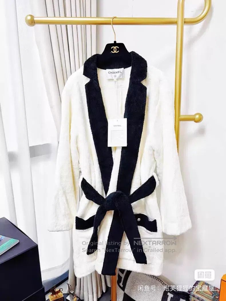 Chanel Chanel Long sleeves with black edges coat Size L / US 10 / IT 46 - 1 Thumbnail